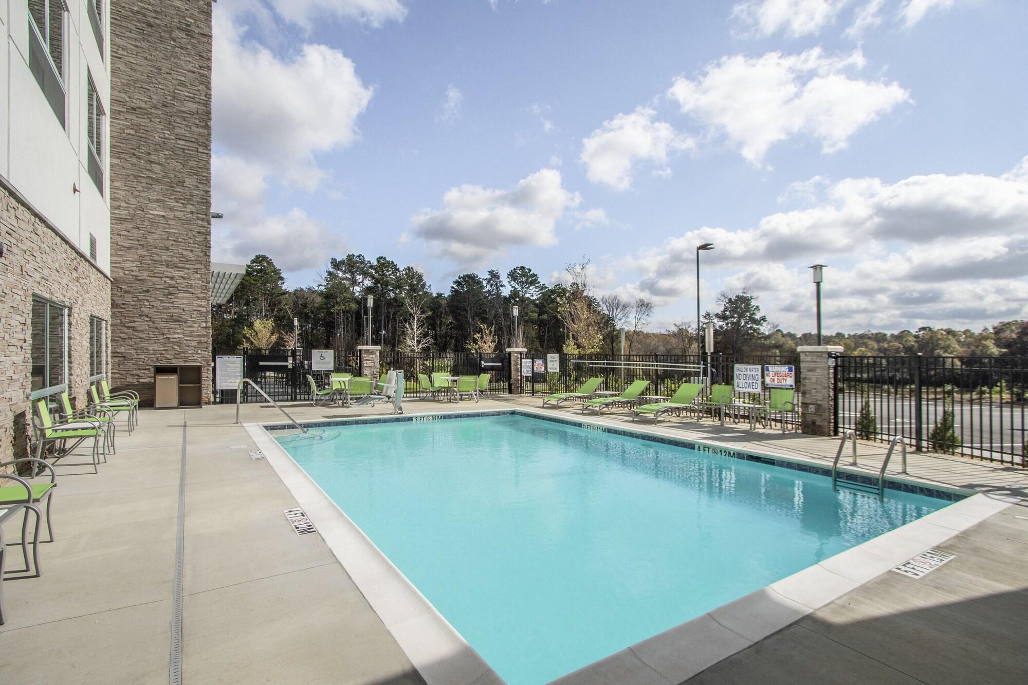 Vista Piscina Holiday Inn Express And Suites Charlotte Southwest, an IHG Hotel