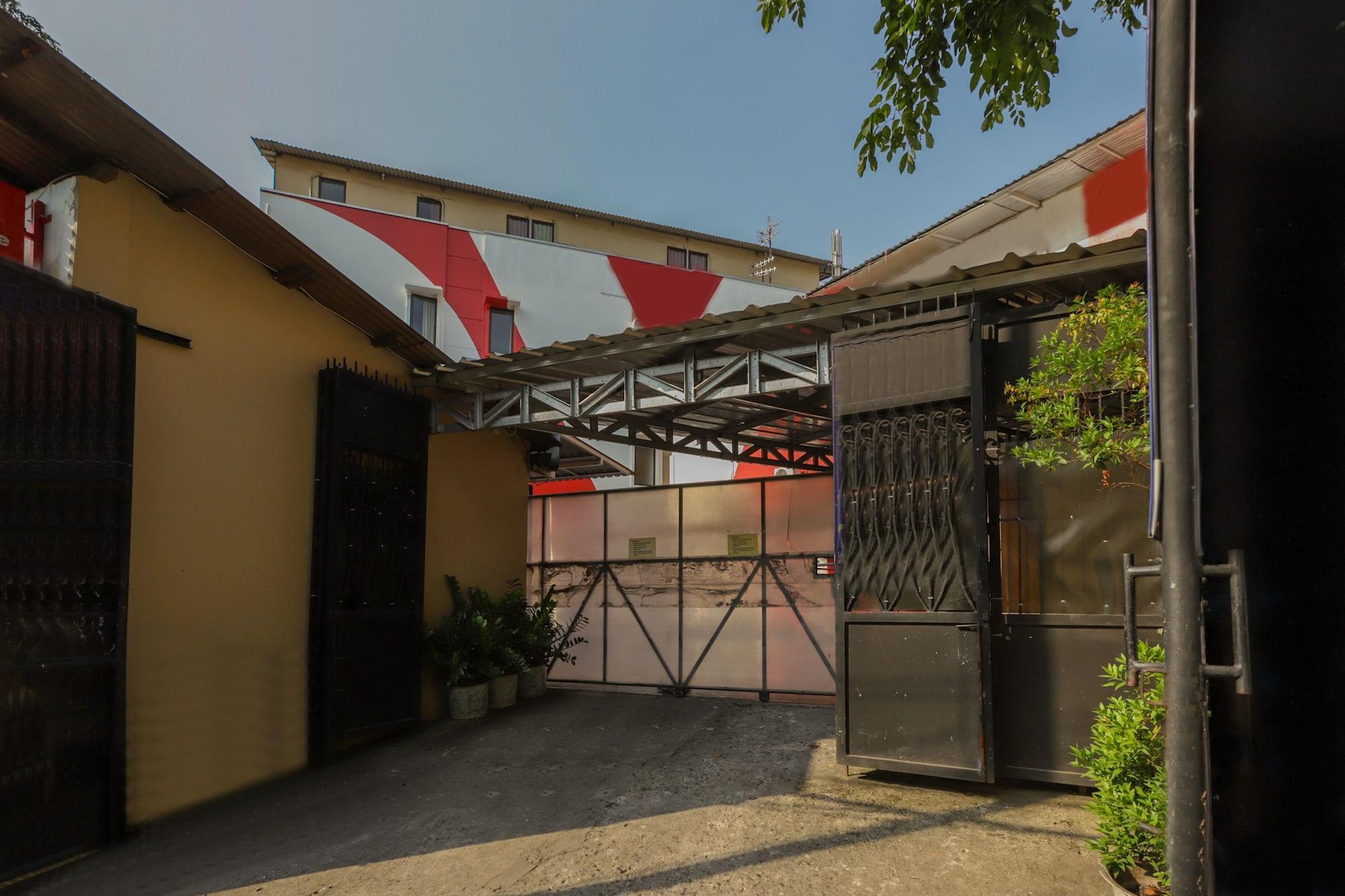 Vista Exterior Super OYO 866 Idola Residence