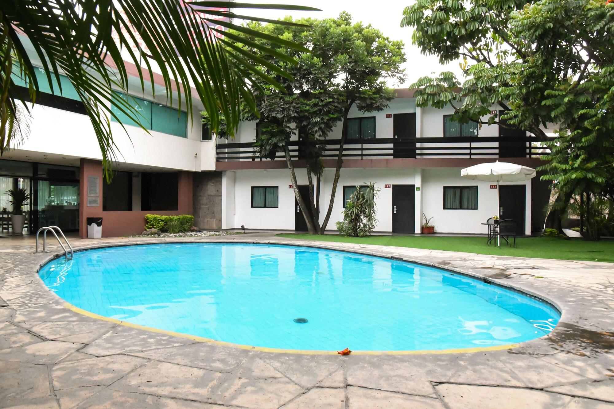 Vista Piscina Hotel Expo Plaza Business and Family Guadalajara