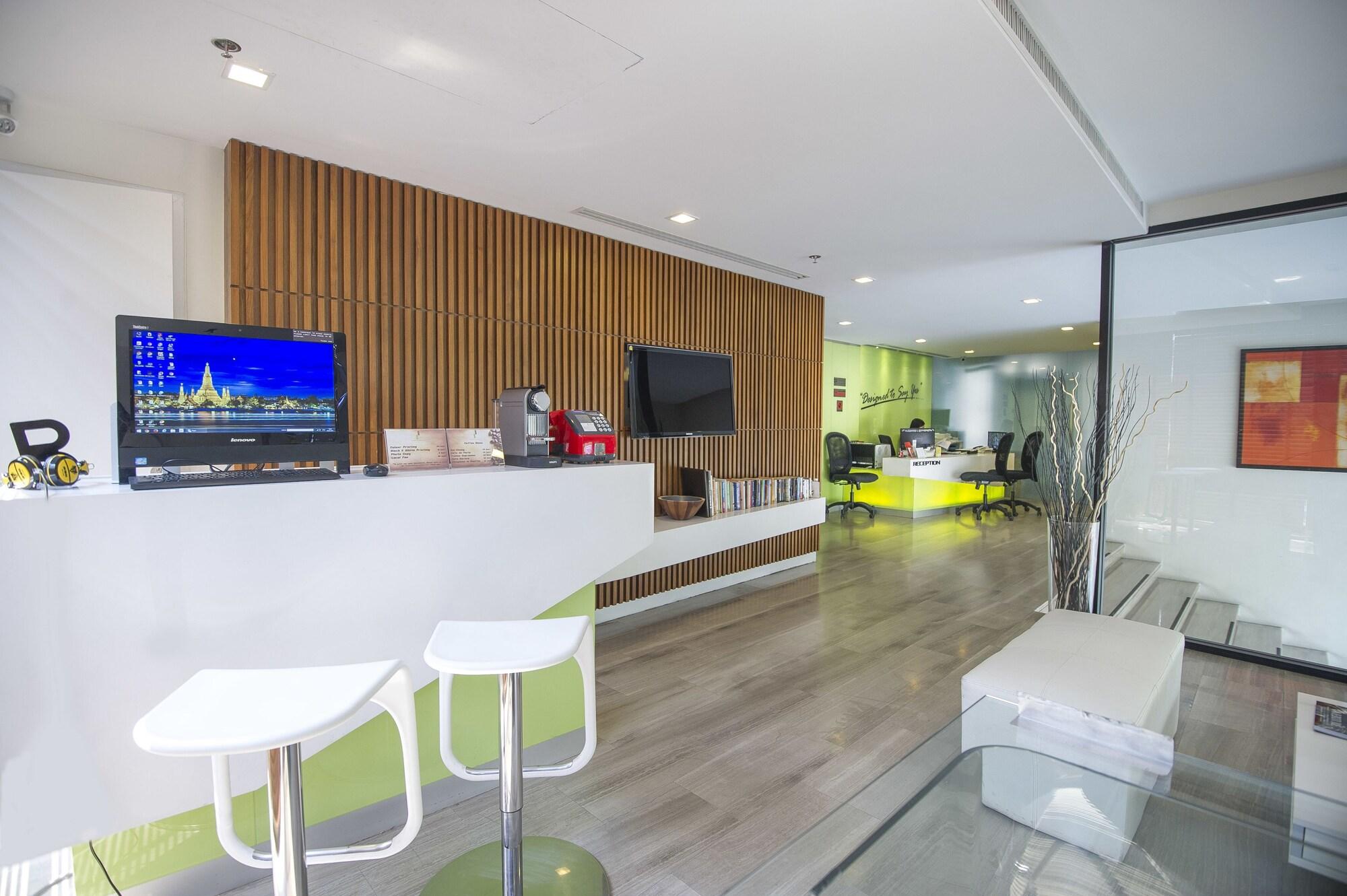 Vista Lobby Marvin Suites Hotel