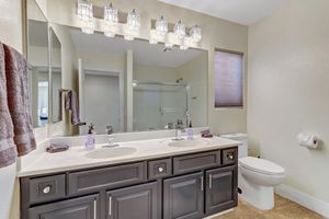 Alquiler Vacacional - Central Luxurious 4Br 3-Lvl Home near Strip, Airport, Allegiant Stadium, & More