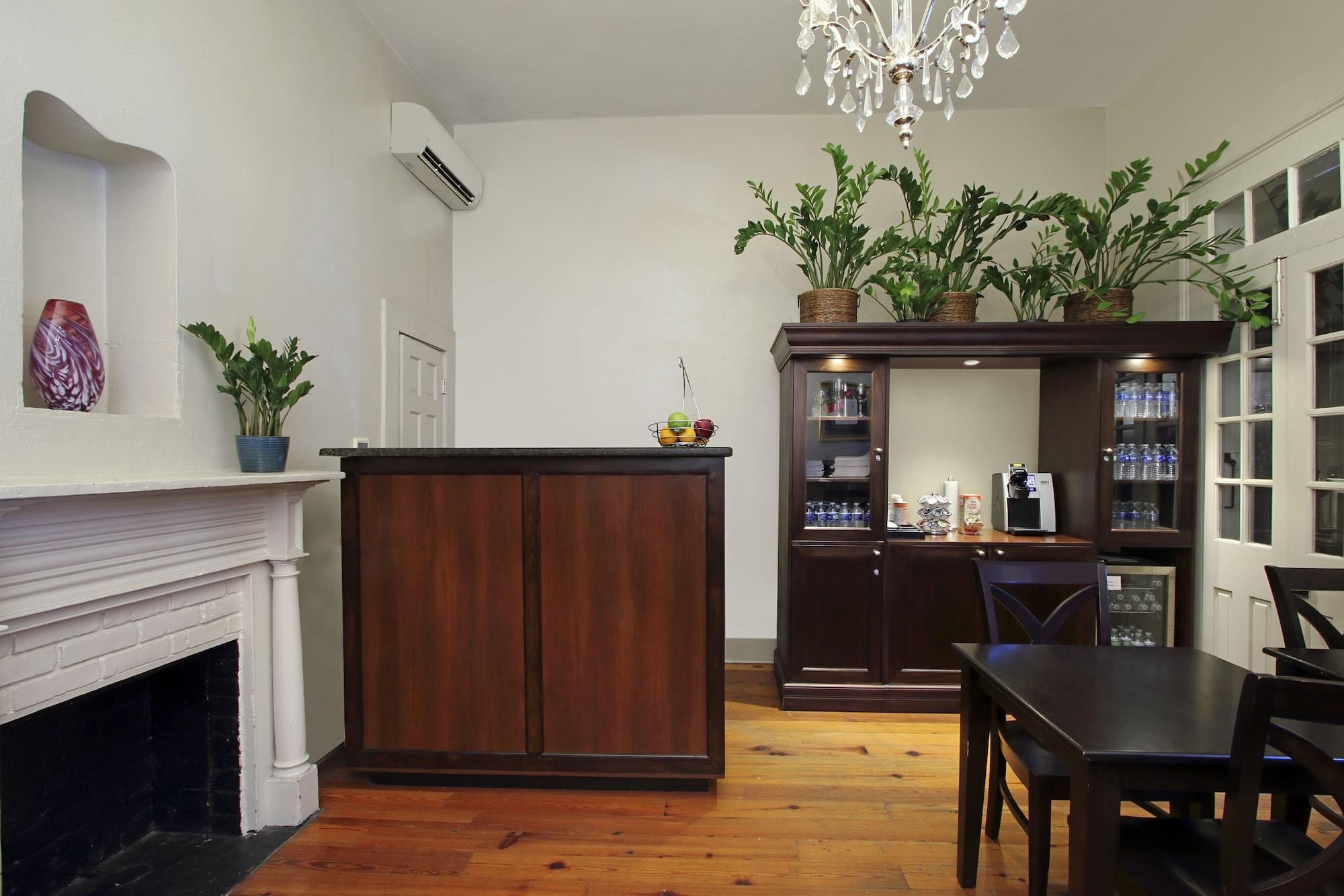 Vista Lobby Inn on Ursulines