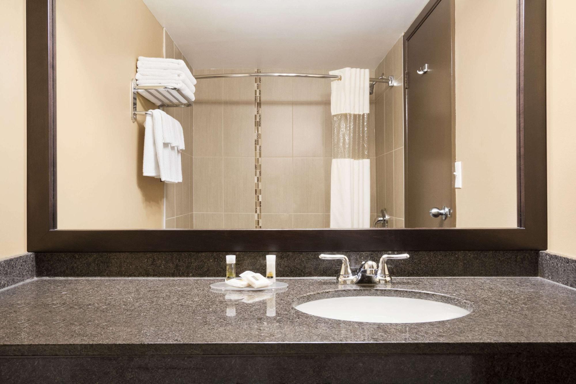Equipamiento de Habitación Days Inn by Wyndham Calgary Northwest