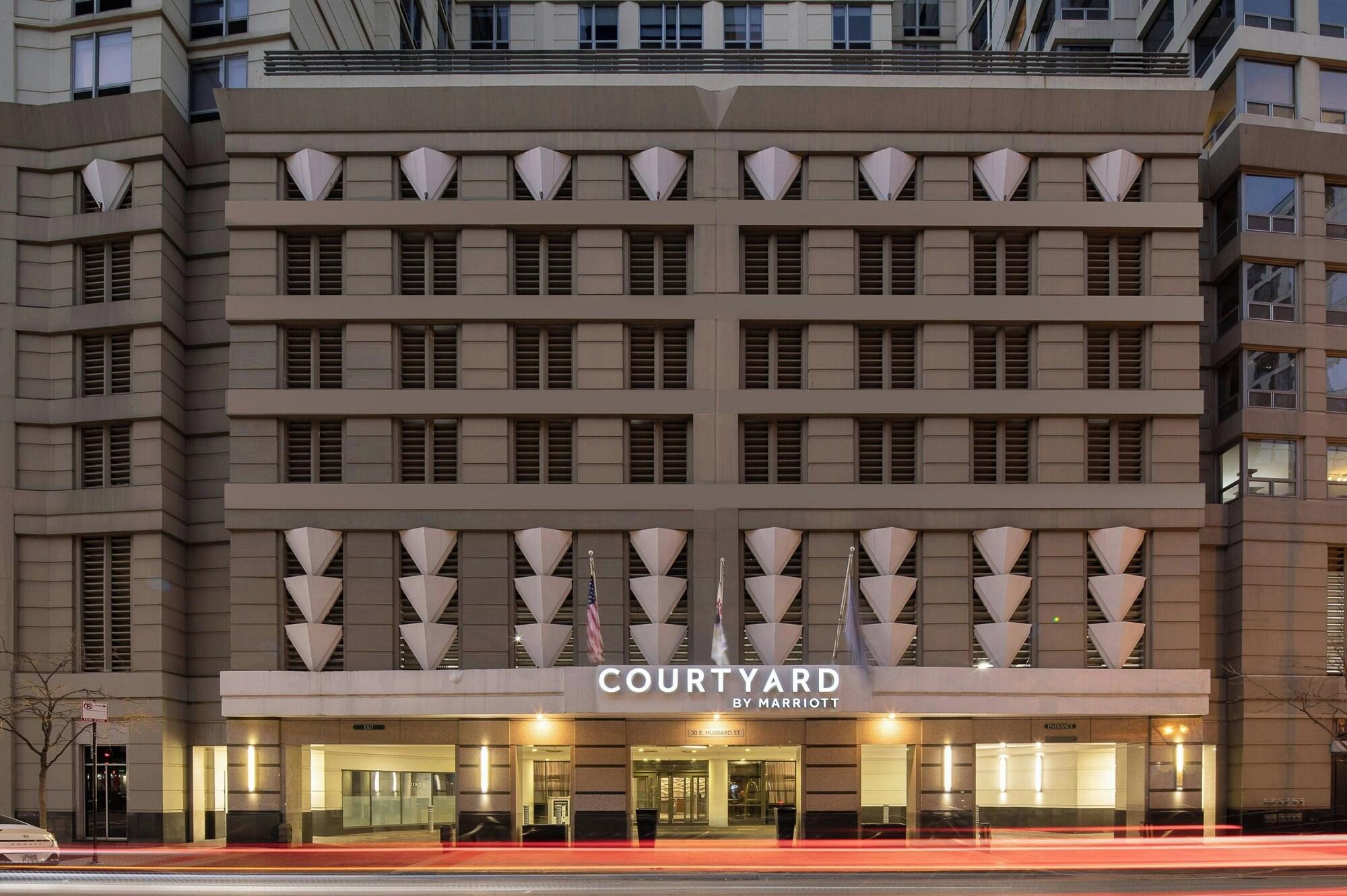 Vista Exterior Courtyard by Marriott Chicago Downtown River North