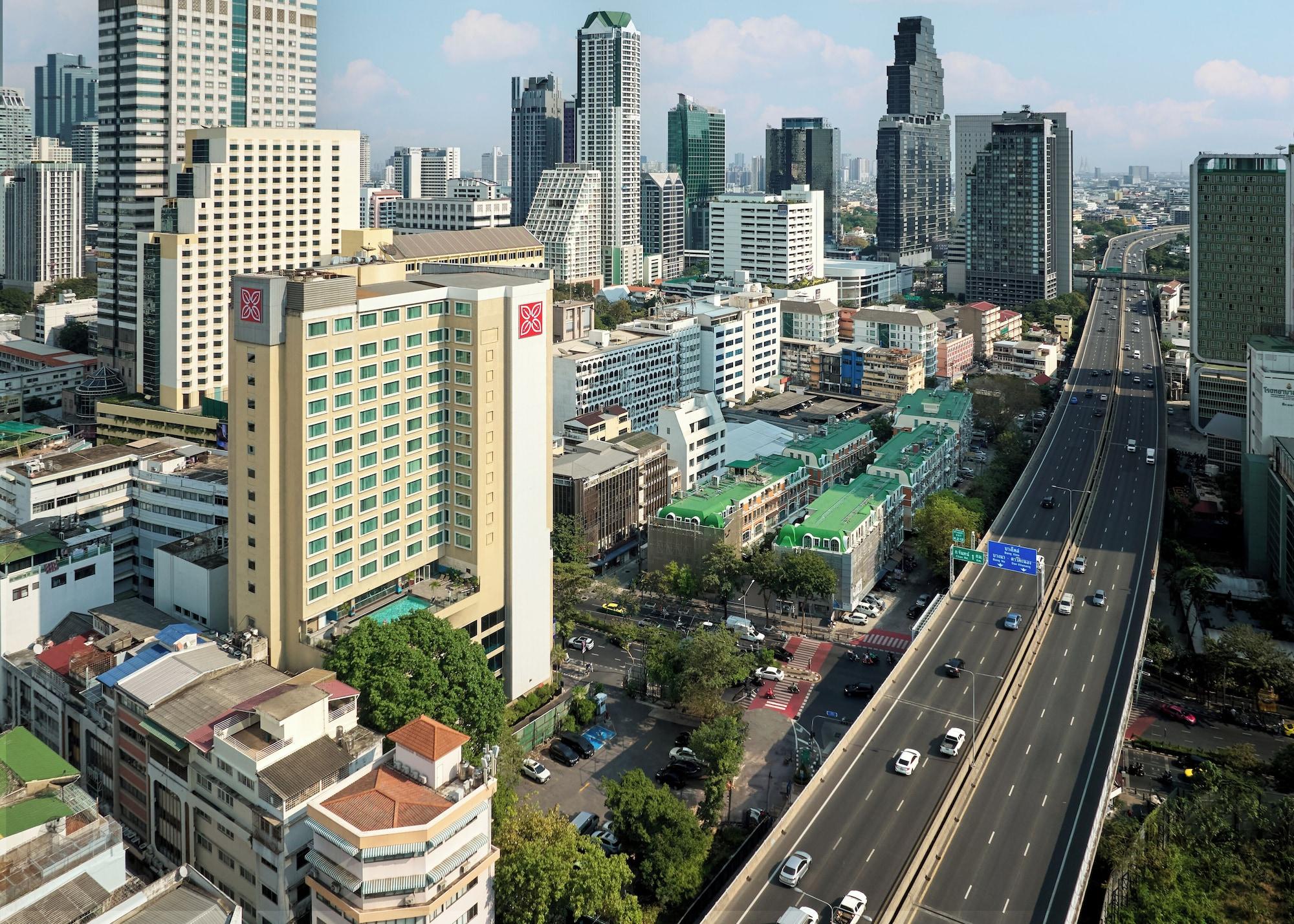 Vista Exterior Hilton Garden Inn Bangkok Silom
