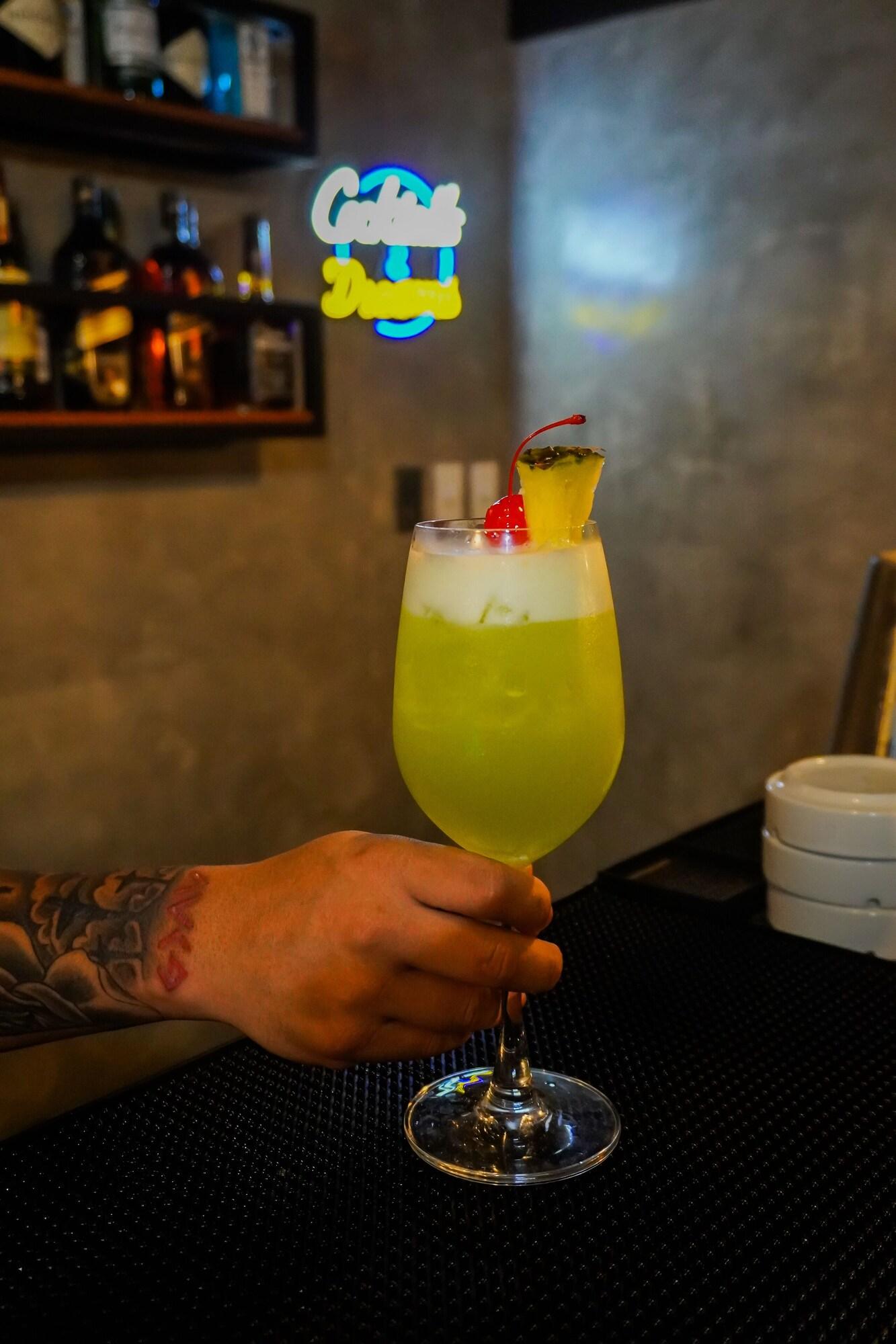 Bar/Salón Kommons by Kamino