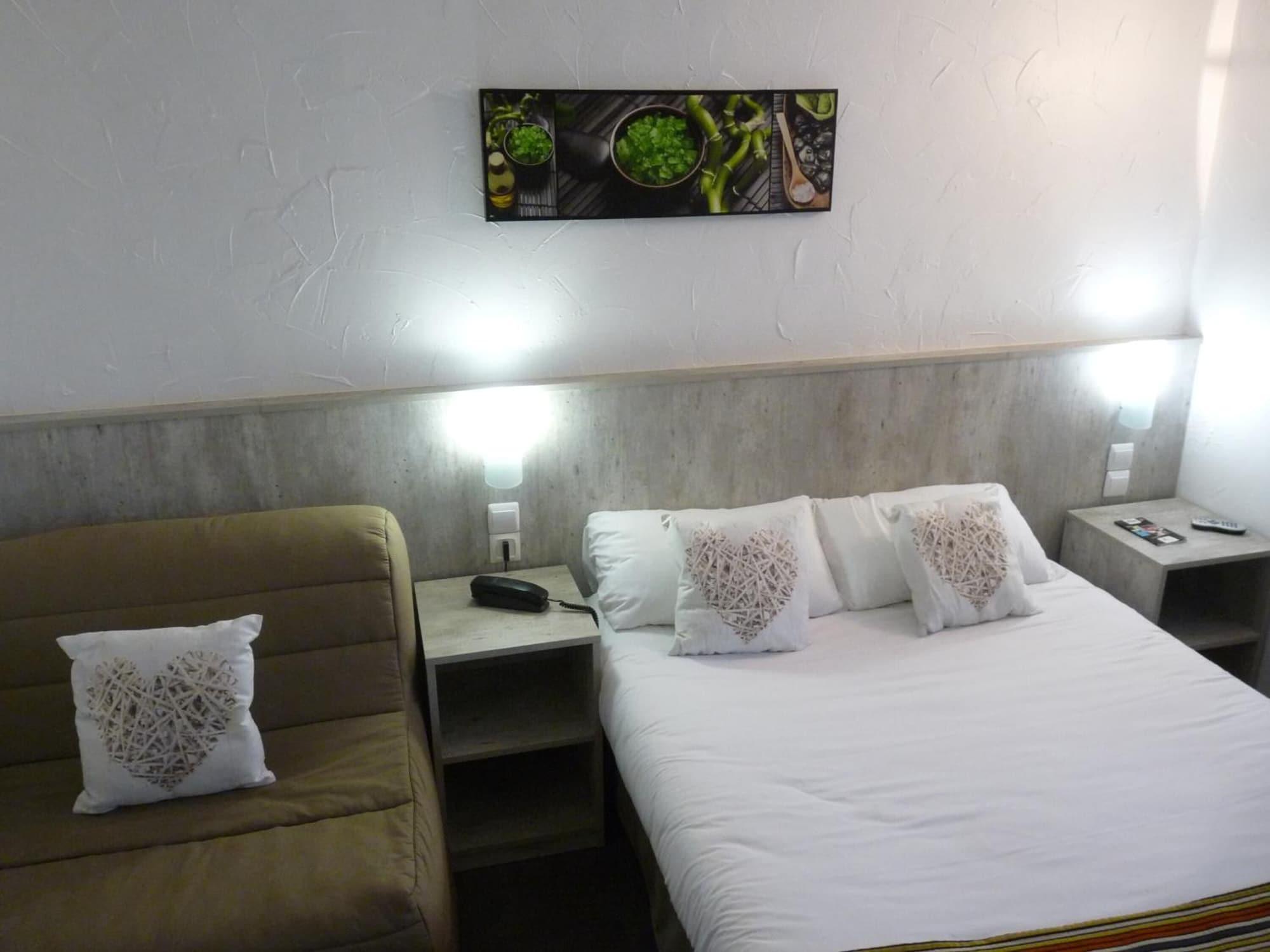 Varios Brit Hotel Bosquet
