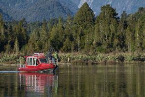 Actividad - Paseo en barco por el lago Mapourika