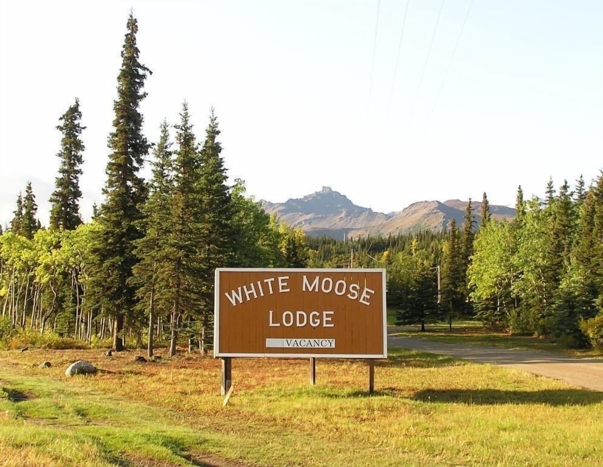 Varios White Moose Lodge