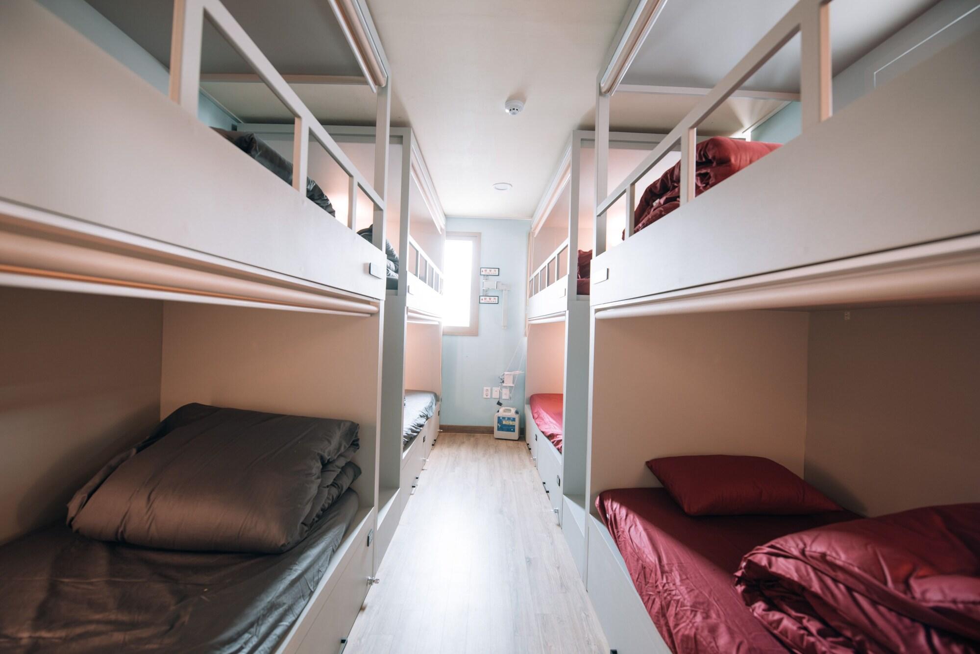 Varios Midtown Hostel