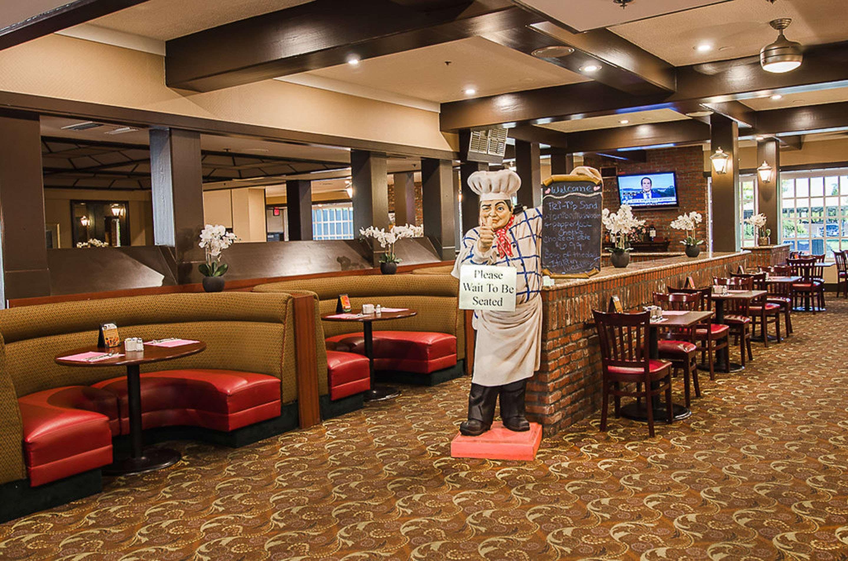 Restaurant SureStay Plus Hotel by Best Western Reno Airport