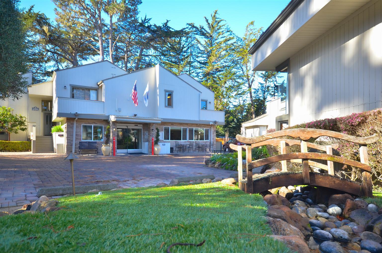 Vista Exterior Best Western The Inn & Suites Pacific Grove