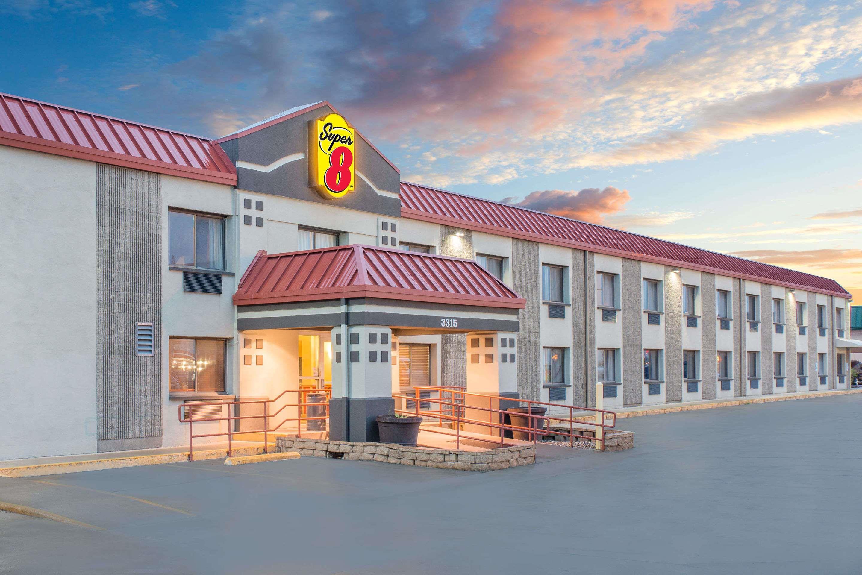 Vista Exterior Super 8 by Wyndham Marshalltown