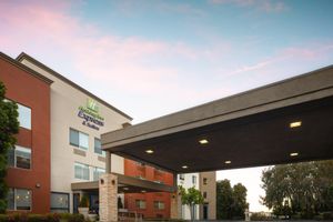 Alojamiento - Holiday Inn Express & Suites Belmont By IHG