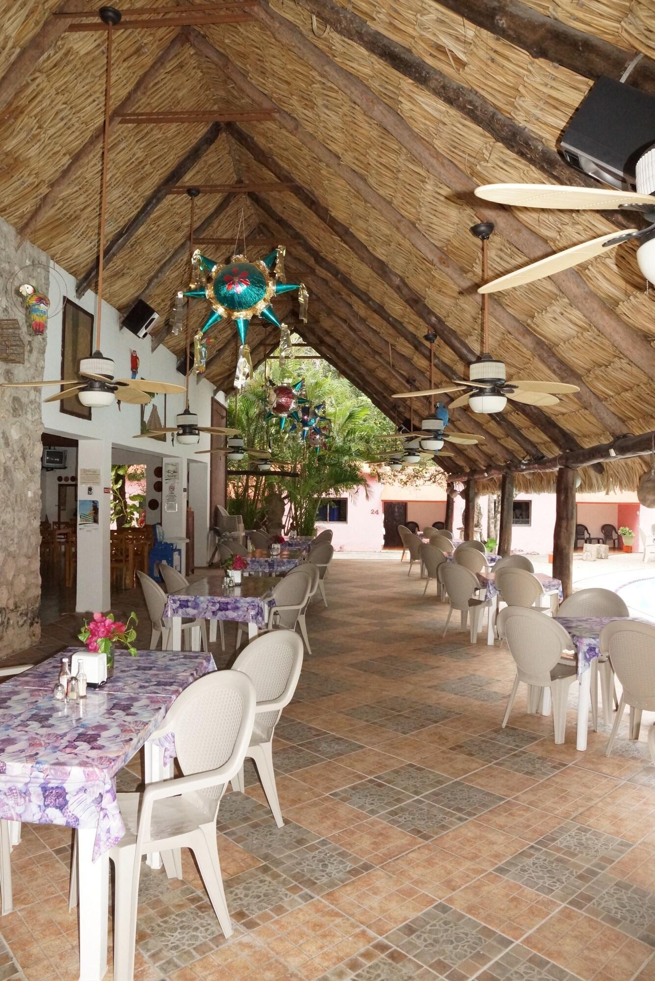 Bar/Salón Dolores Alba Chichen