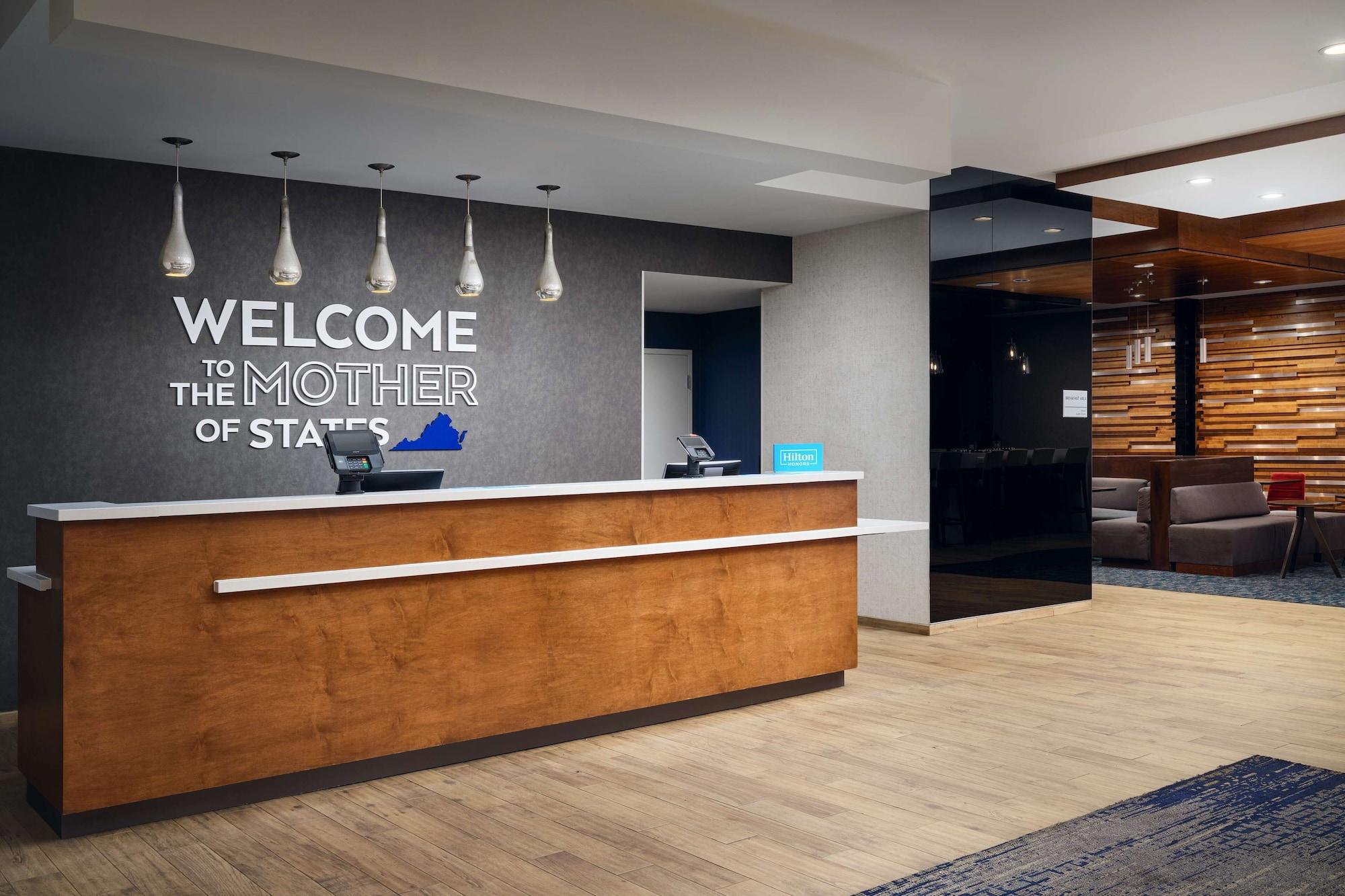 Vista Lobby Hampton Inn & Suites Richmond - Downtown