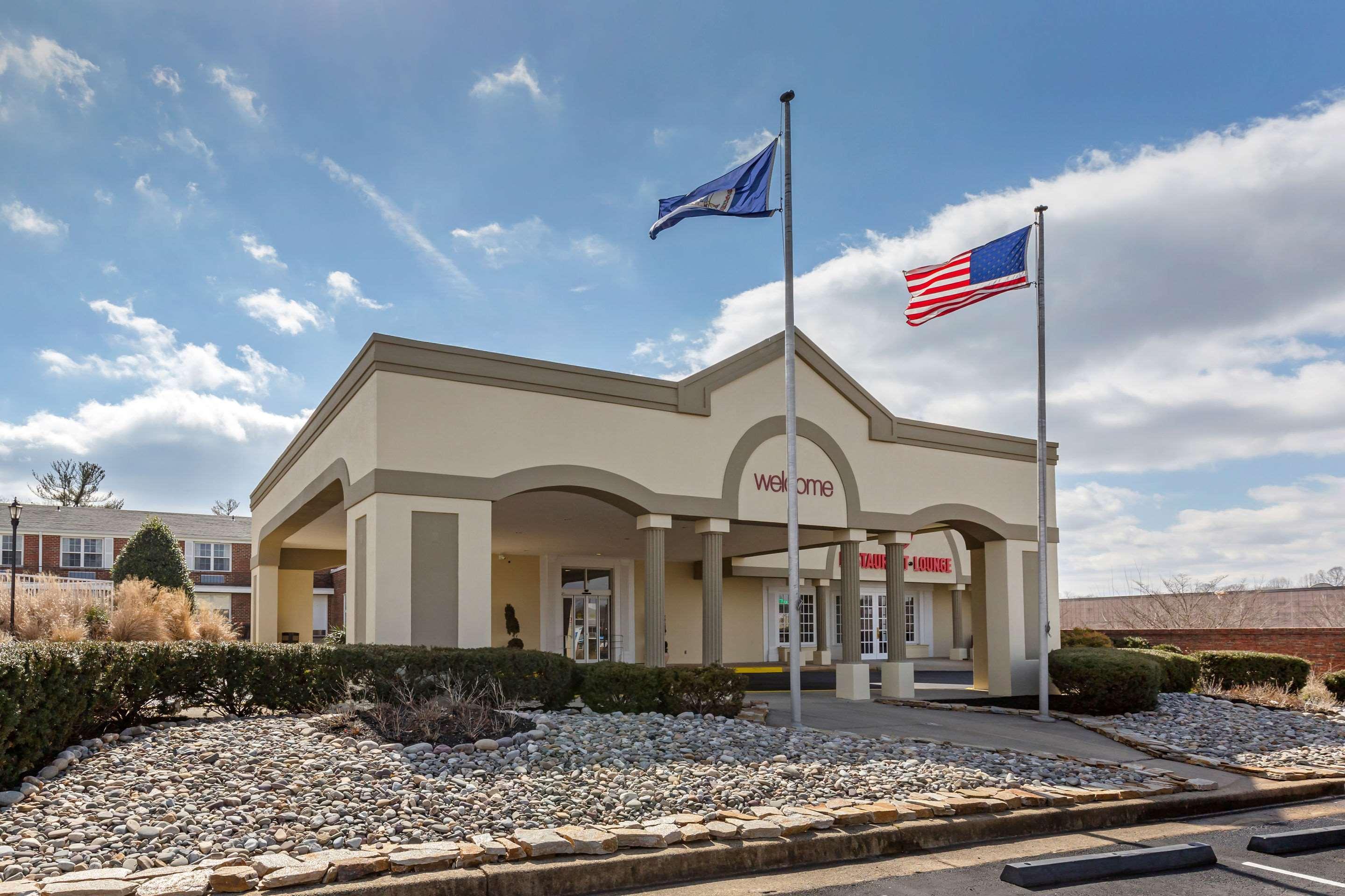 Vista Exterior Clarion Inn Falls Church - Arlington