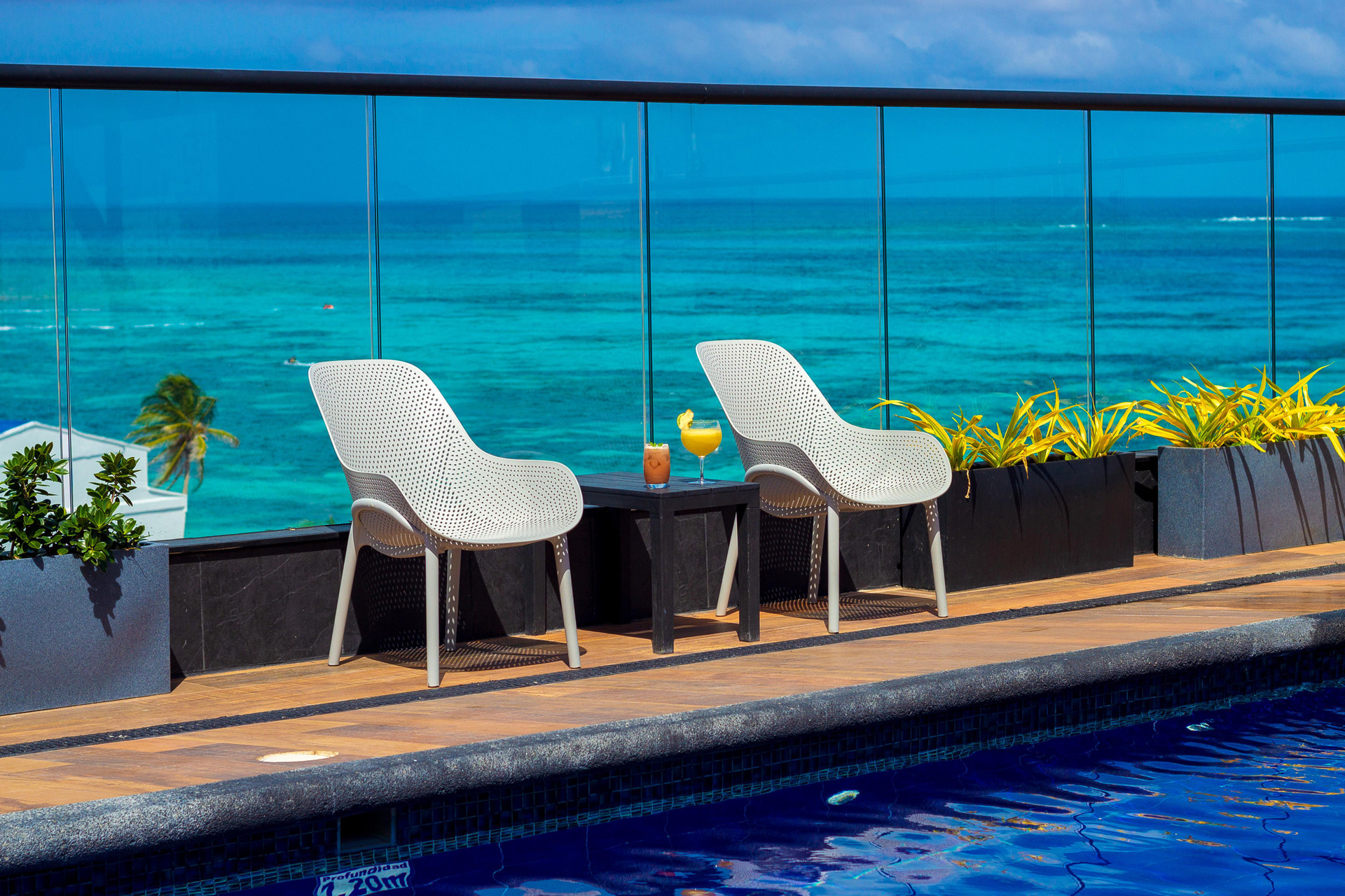Varios Sea Avenue Hotel