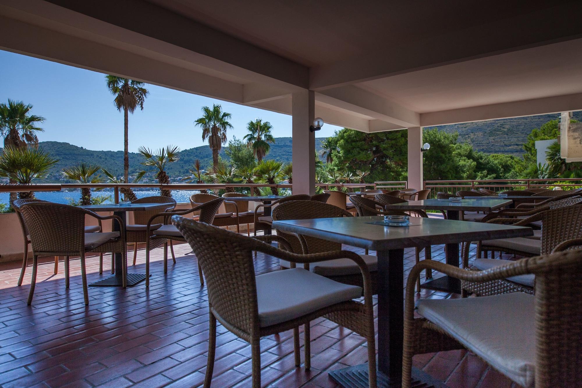 Bar/Salón Hotel Issa