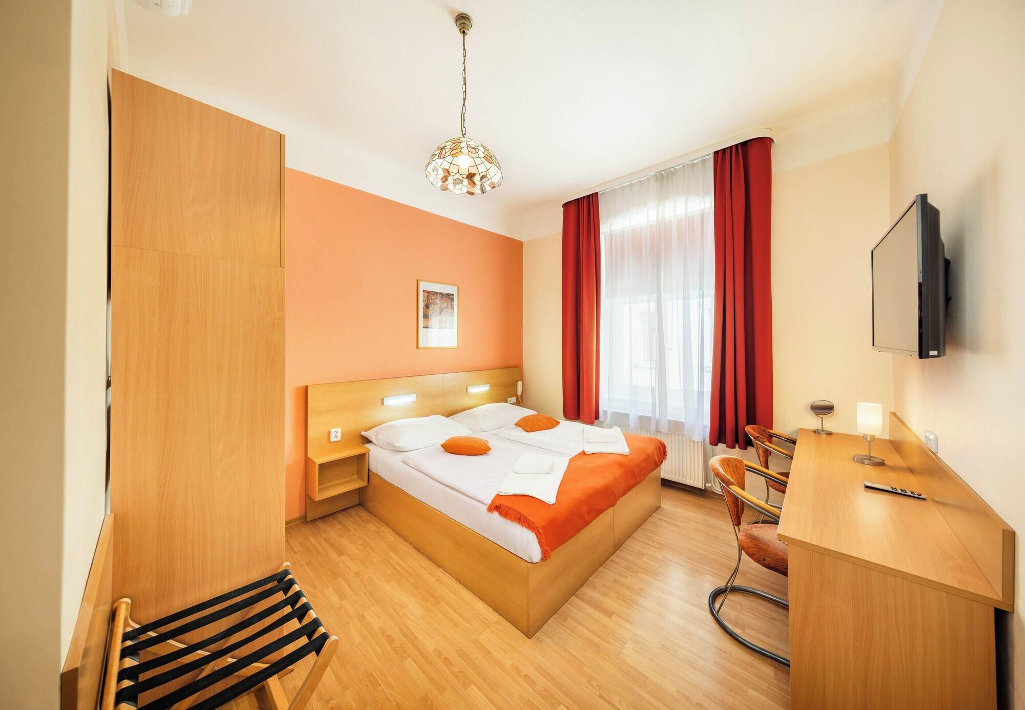 Varios Hotel Golden City Garni
