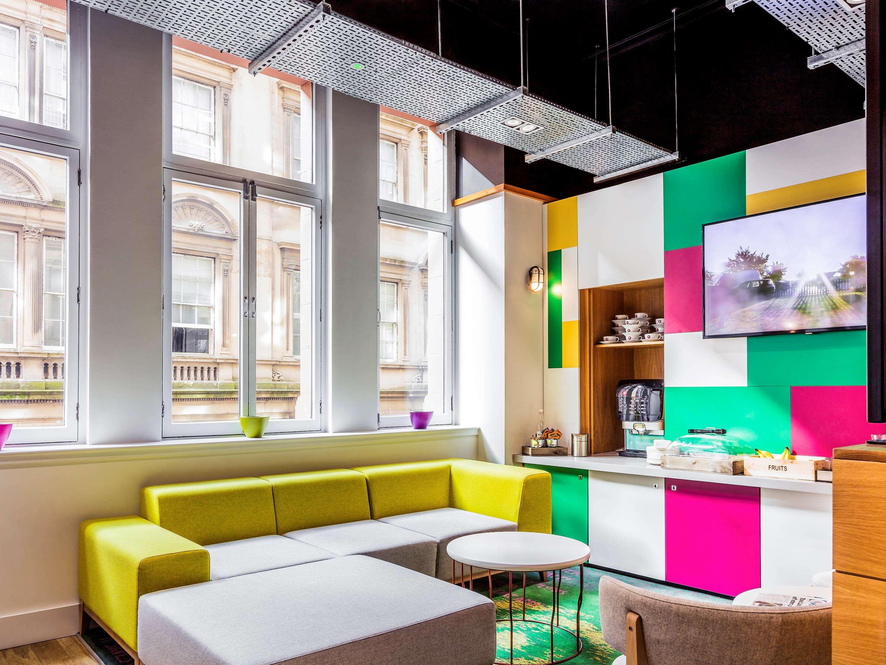 Vista Exterior Ibis Styles Glasgow Centre George Square