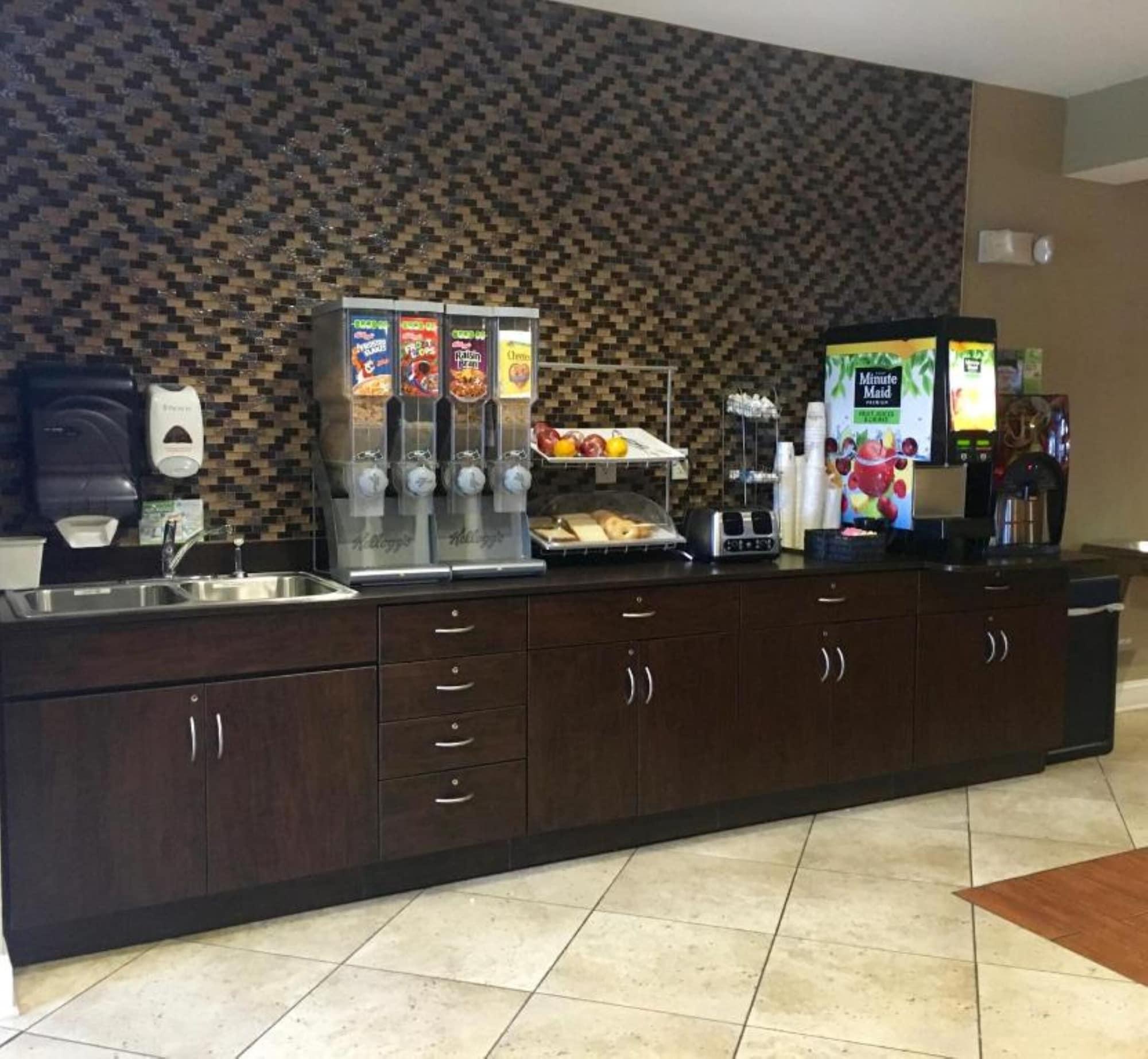 Restaurant Microtel by Wyndham Perry National Fairground Area I-75