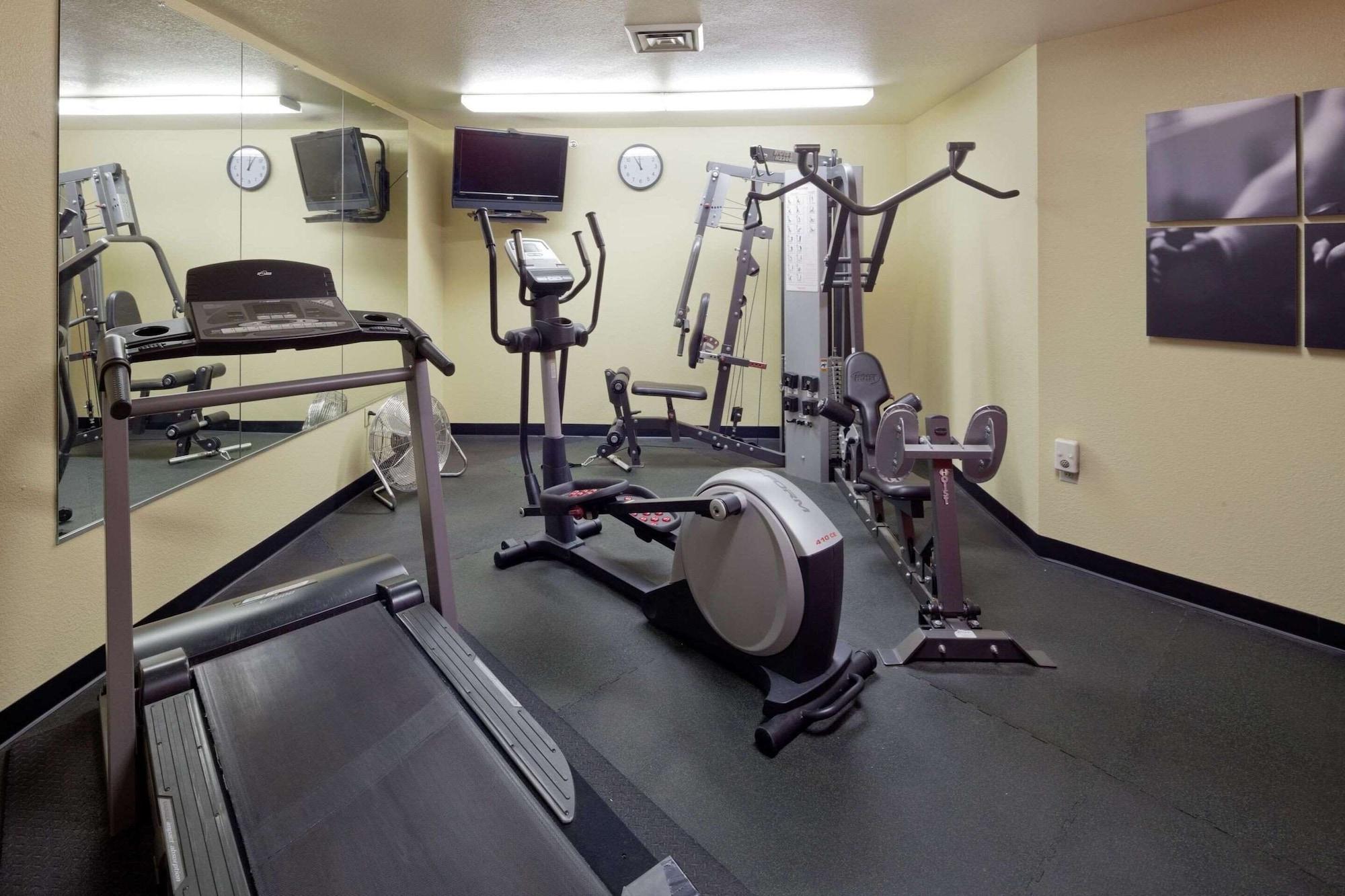 Gimnasio Country Inn & Suites by Radisson, Germantown, WI