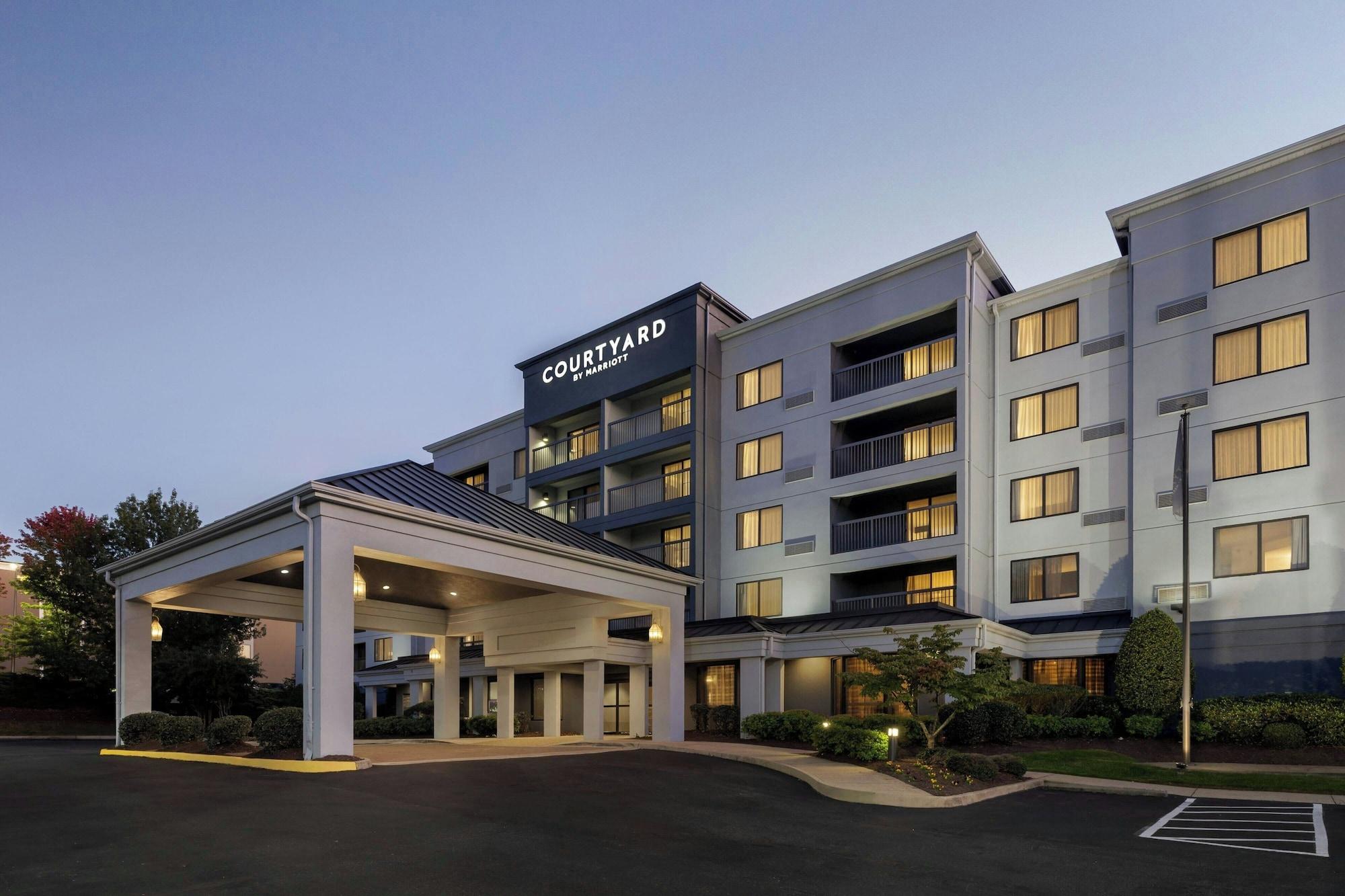 Vista Exterior Courtyard by Marriott Richmond Chester