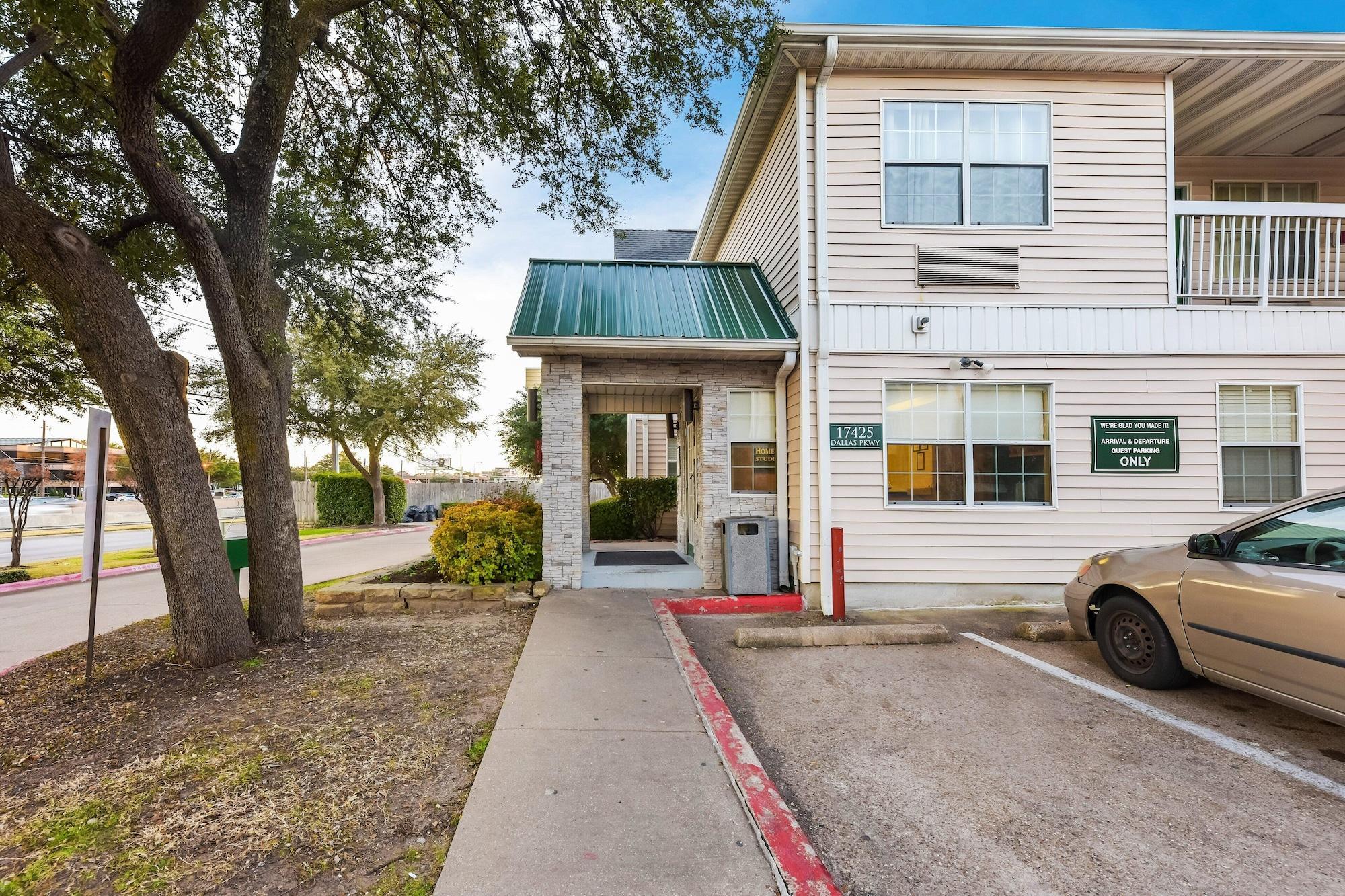 Vista Exterior HomeTowne Studios By Red Roof Dallas - North Addison/ Tollway