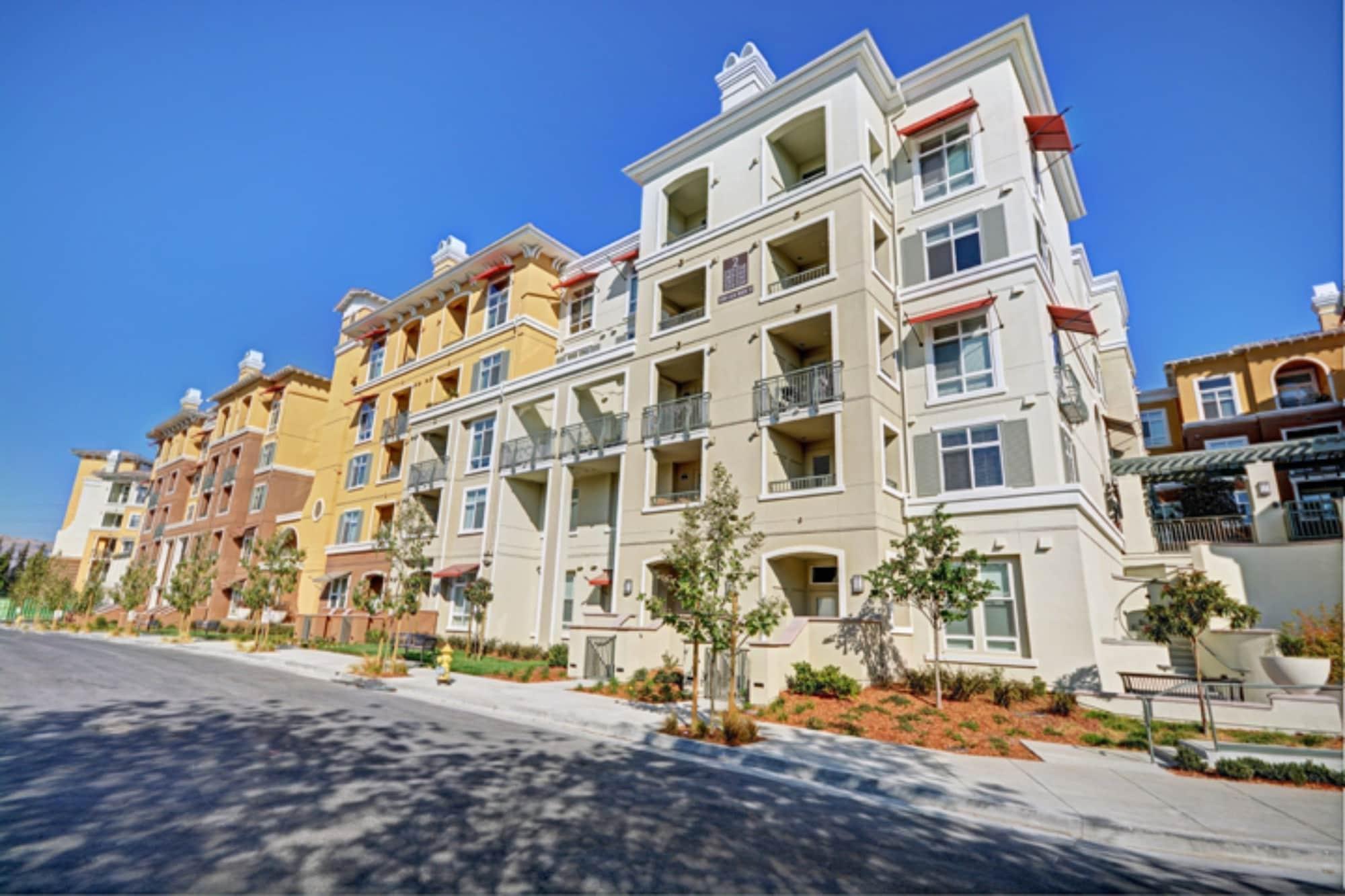 Vista Exterior Global Luxury Suites Baypointe Station