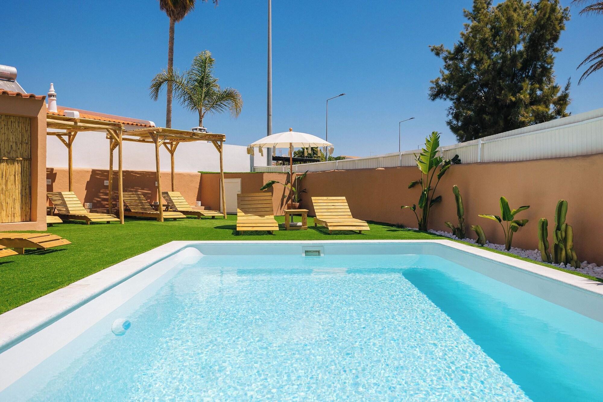 Varios Coral Botique Suites