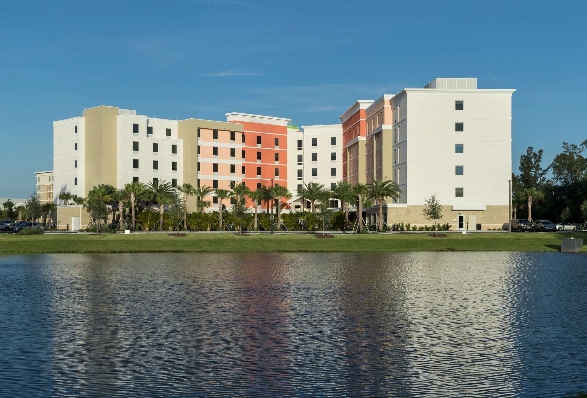 Vista Exterior Home2 Suites by Hilton Cape Canaveral Cruise Port, FL