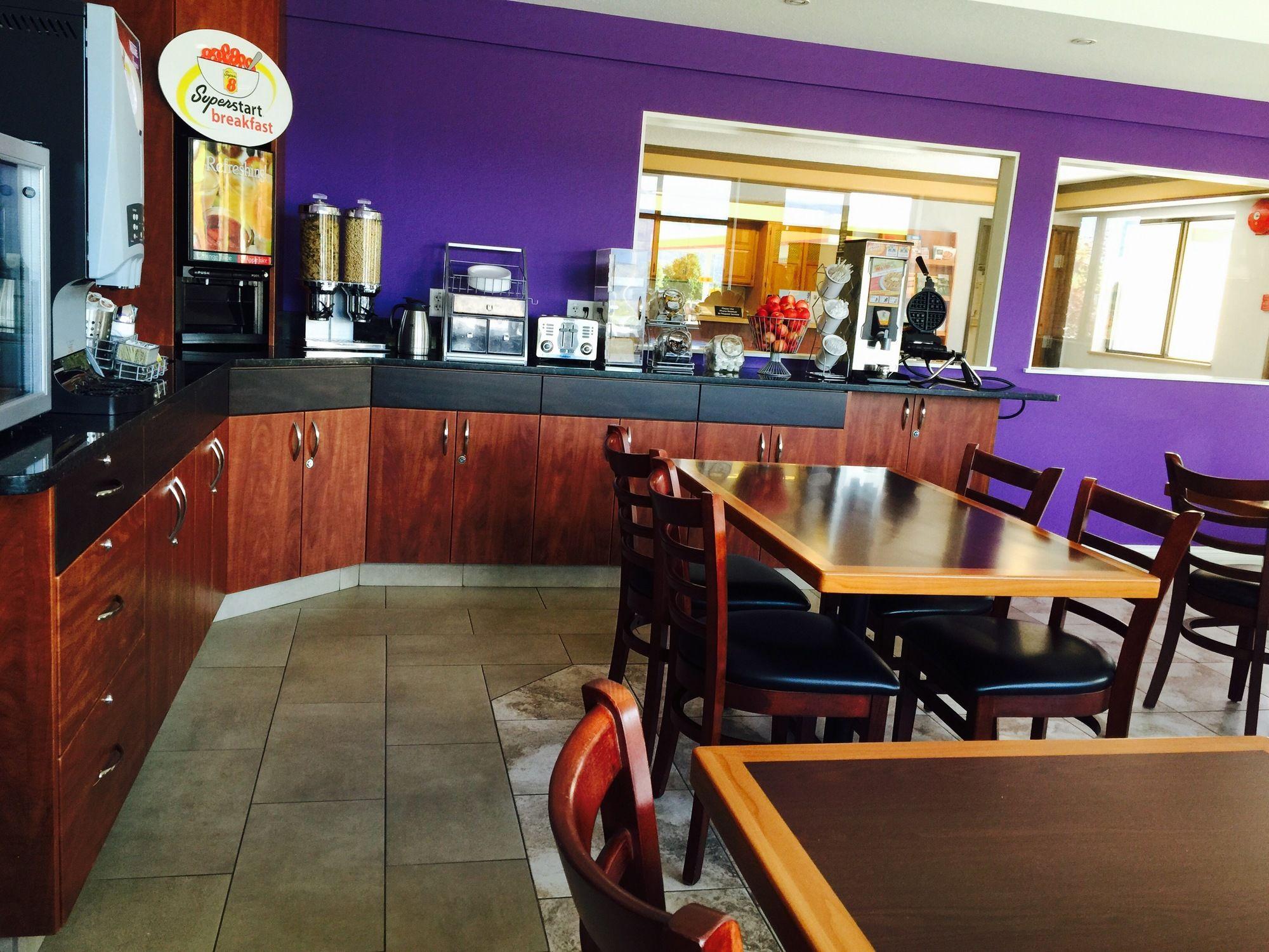 Restaurant Super 8 by Wyndham Salmon Arm