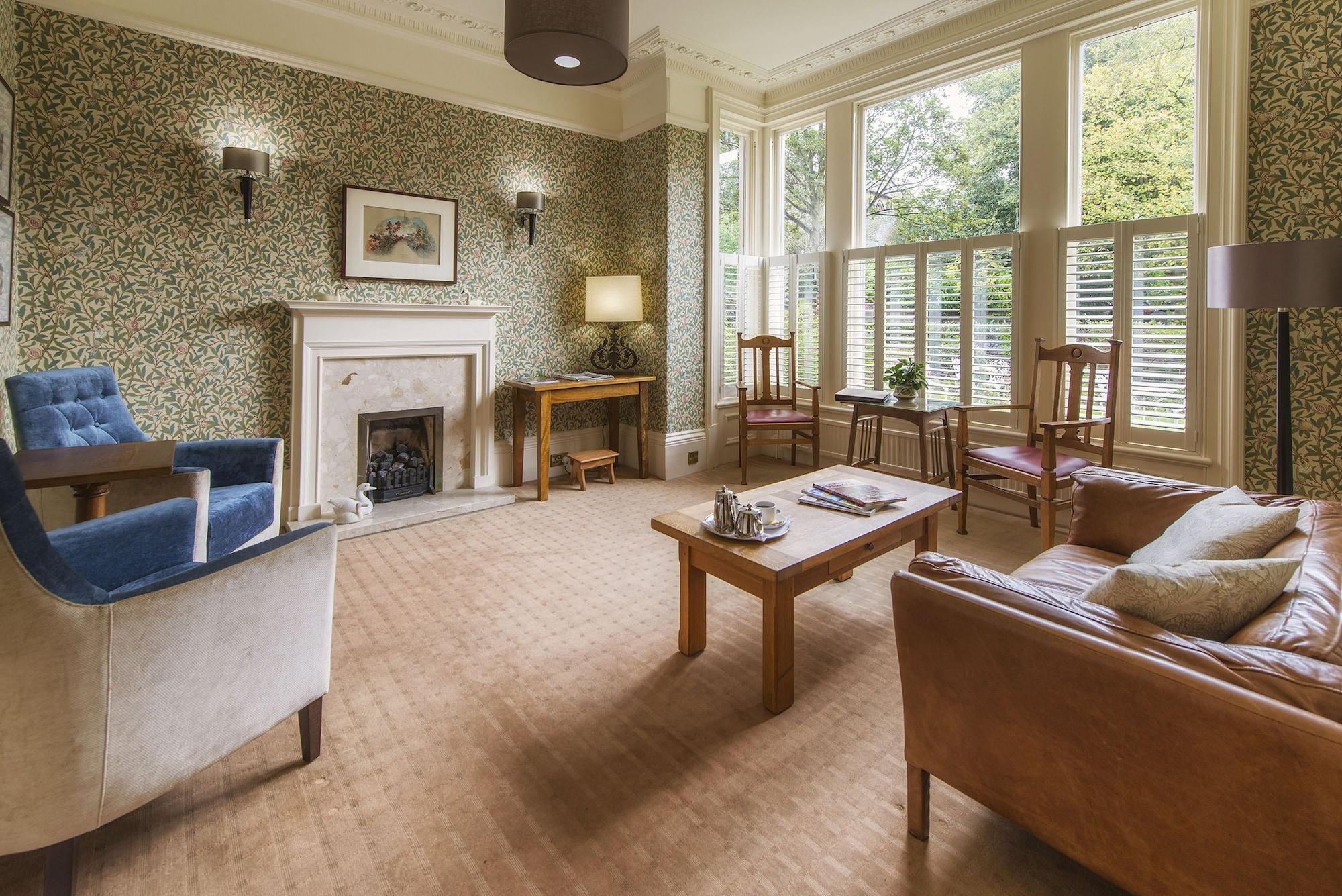 Vista Lobby Ascot House Hotel