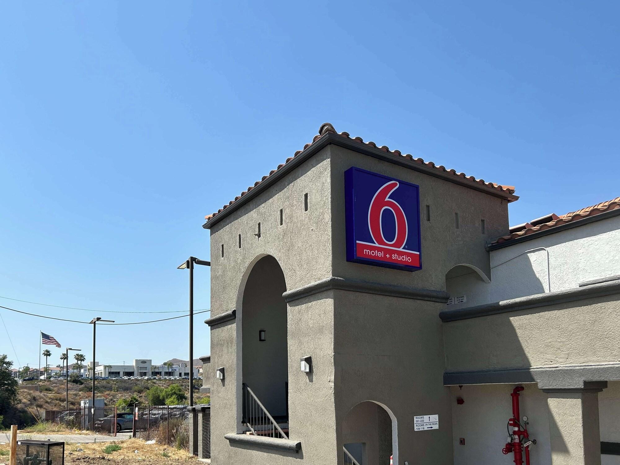 Varios Motel 6 Lake Elsinore, CA