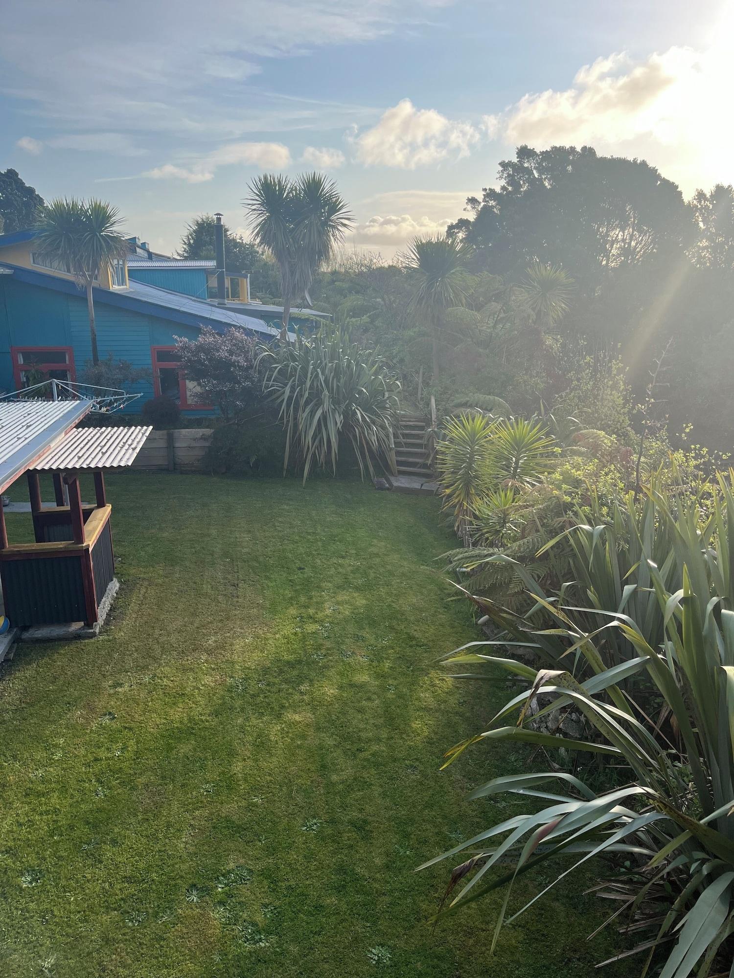 Vista Exterior Global Village Backpackers