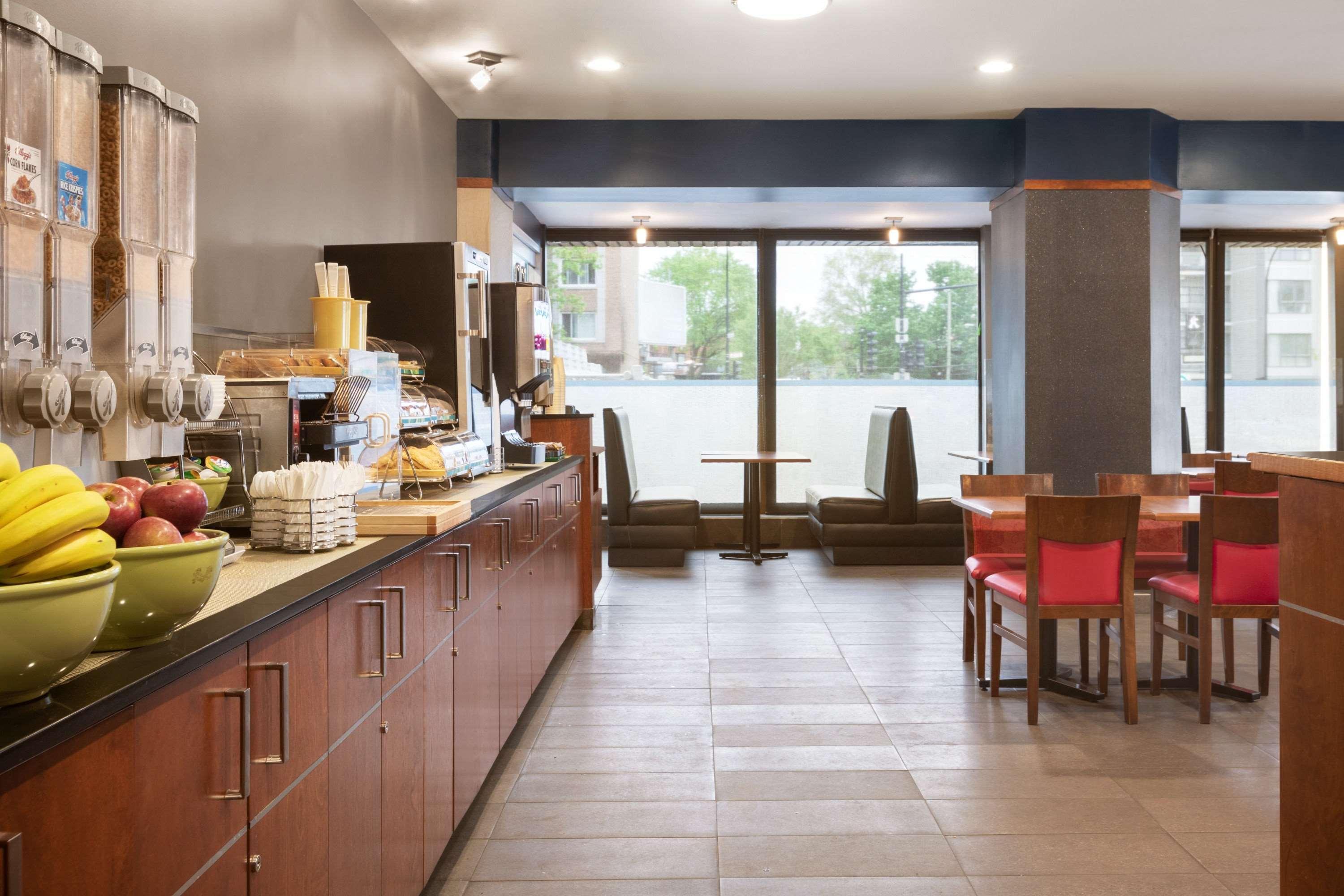 Restaurant Ramada Plaza by Wyndham Montreal