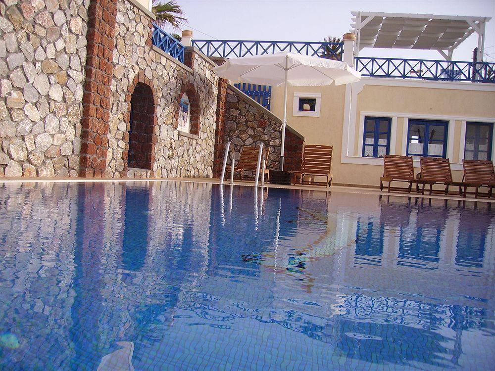 Vista da piscina Hotel Thira