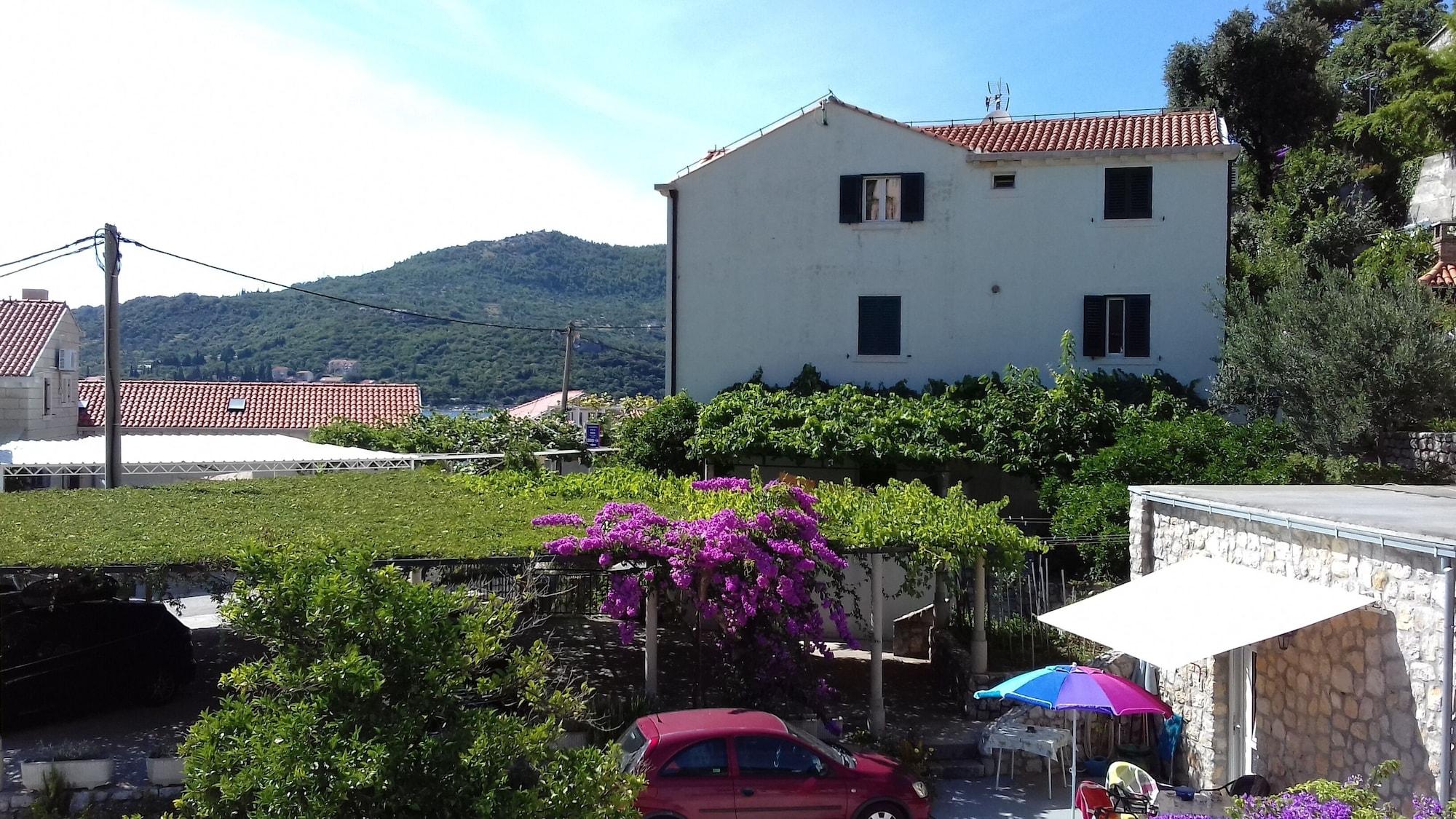 Vista Exterior Villa Doris