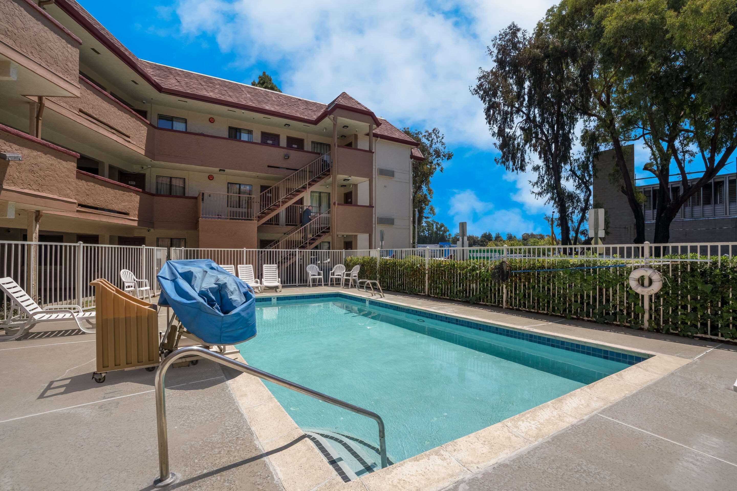 Vista Piscina Econo Lodge