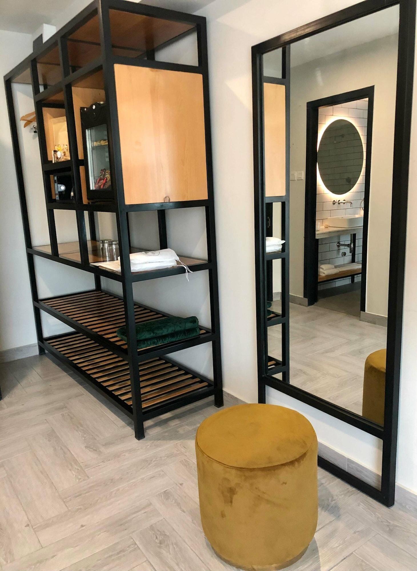 Habitación The 108 Hotel