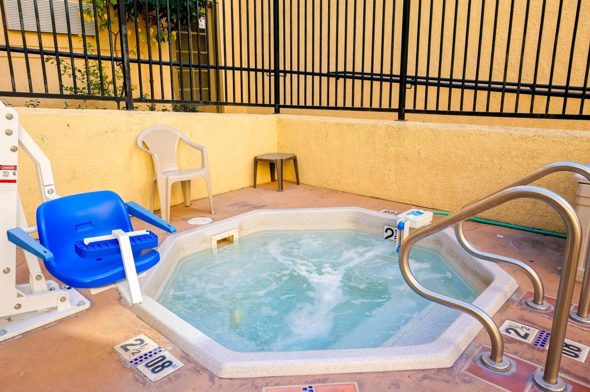 Spa Lamplighter Inn & Suites