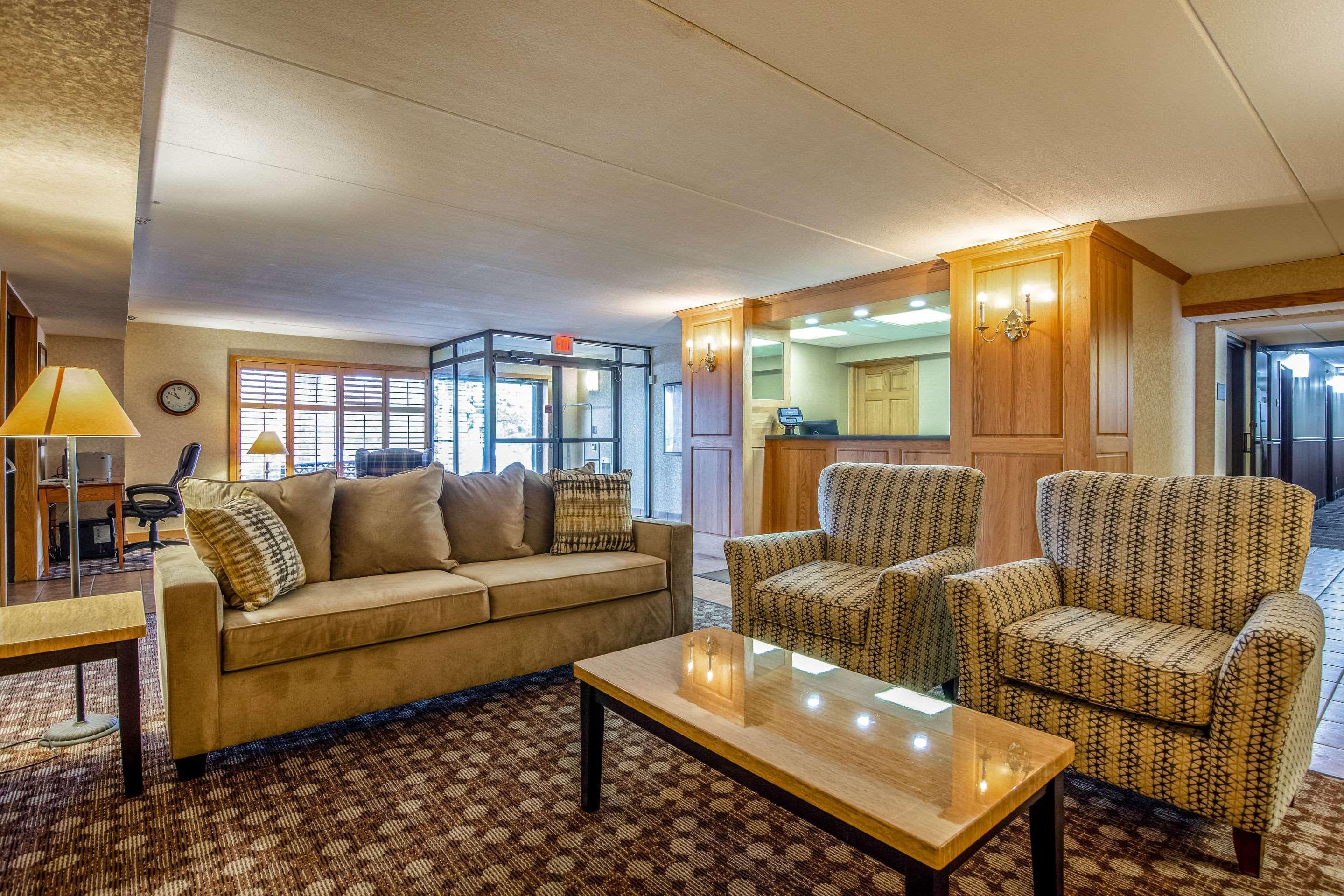 Vista Lobby Quality Inn Tully I-81