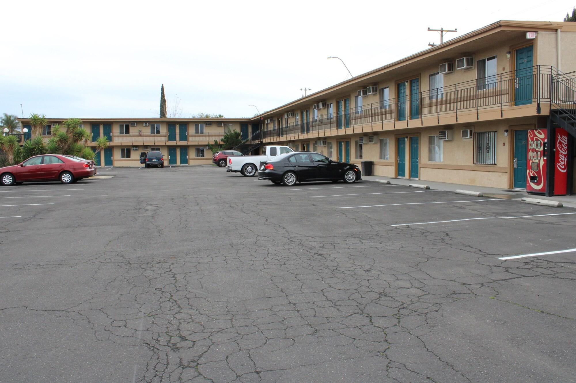 Vista Exterior Motel 6 Selma, CA