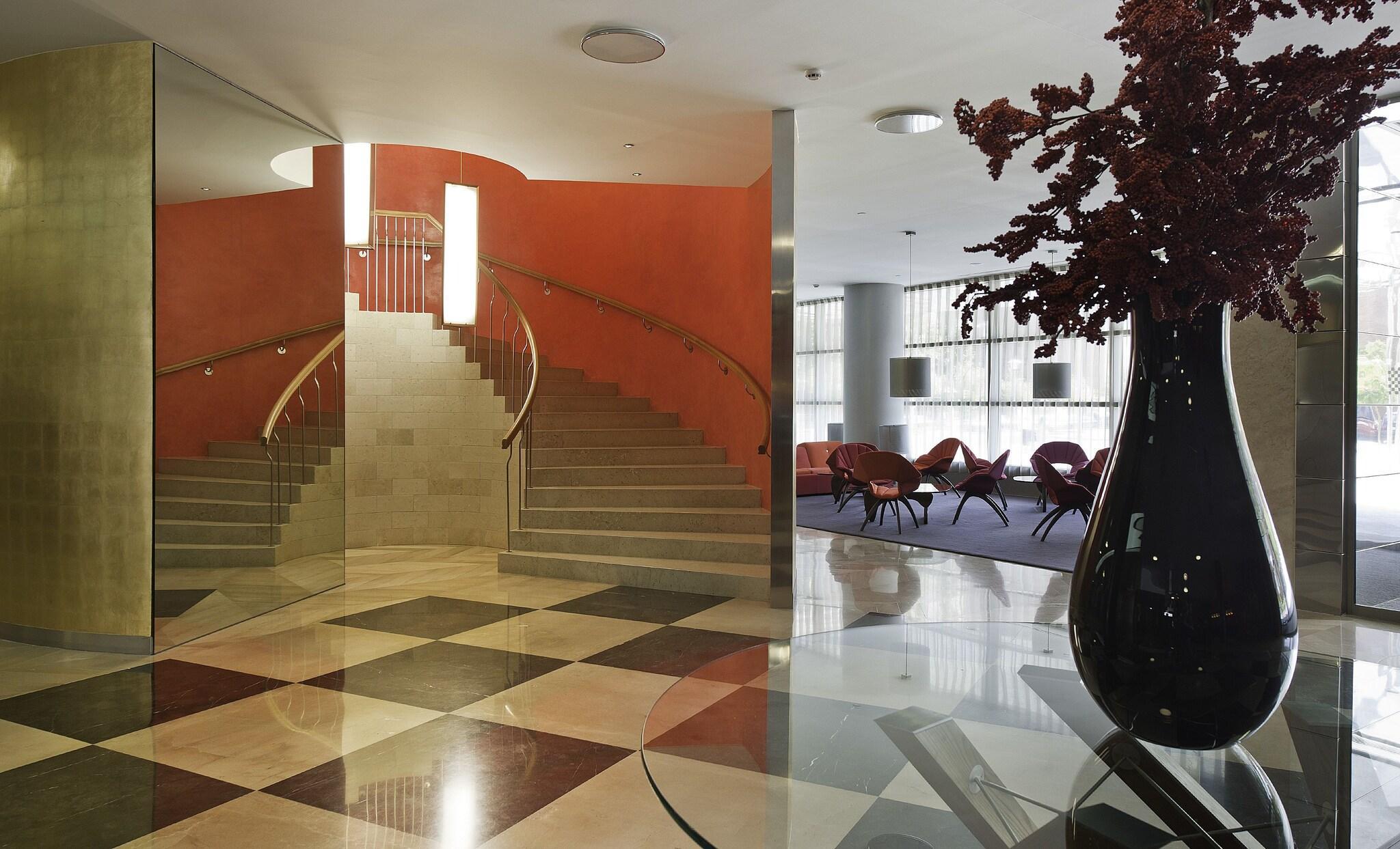 Vista Lobby Reina Petronila