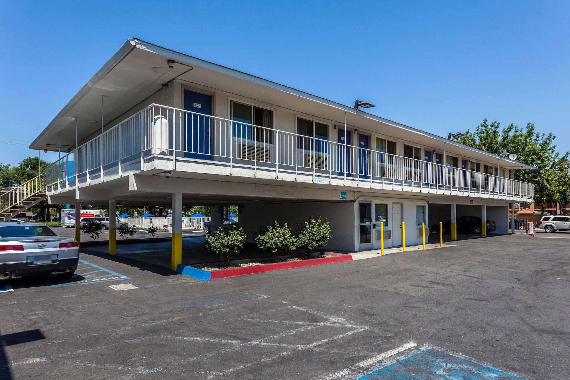 Vista Exterior Motel 6 Sacramento, CA - Downtown