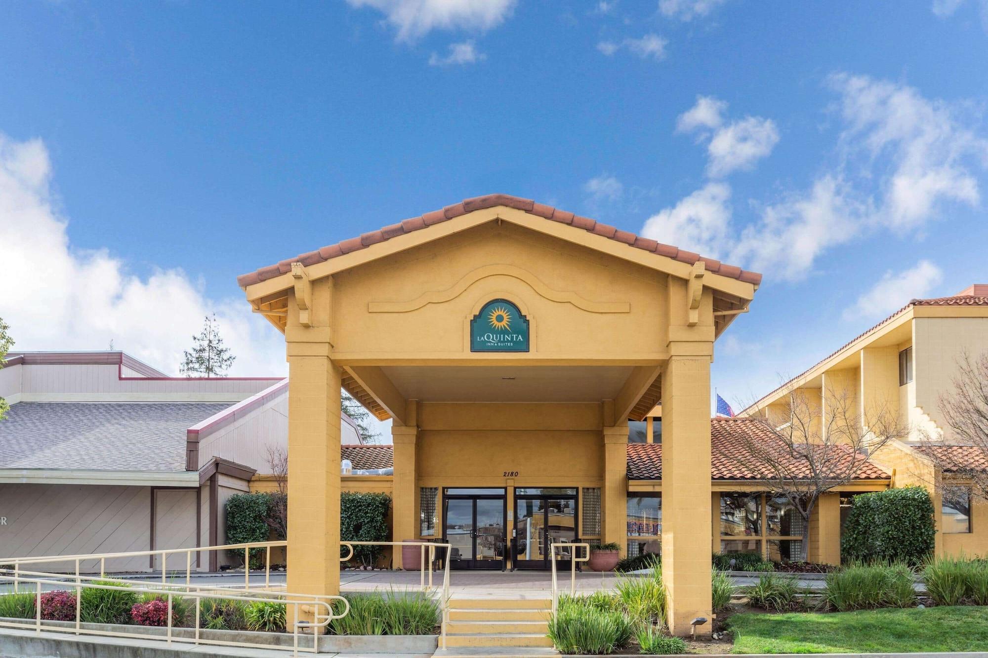 Vista Exterior La Quinta Inn & Suites by Wyndham Redding