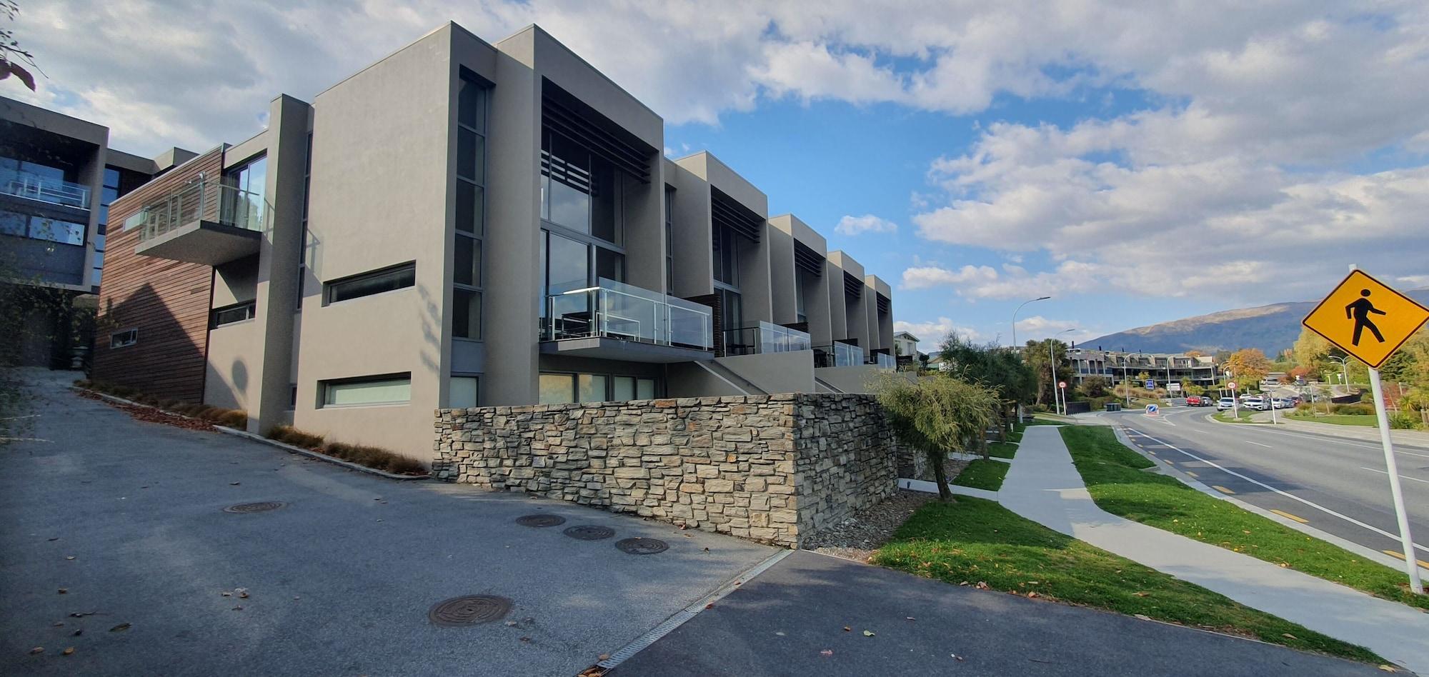 Vista Exterior Lakeshore Springs Apartments