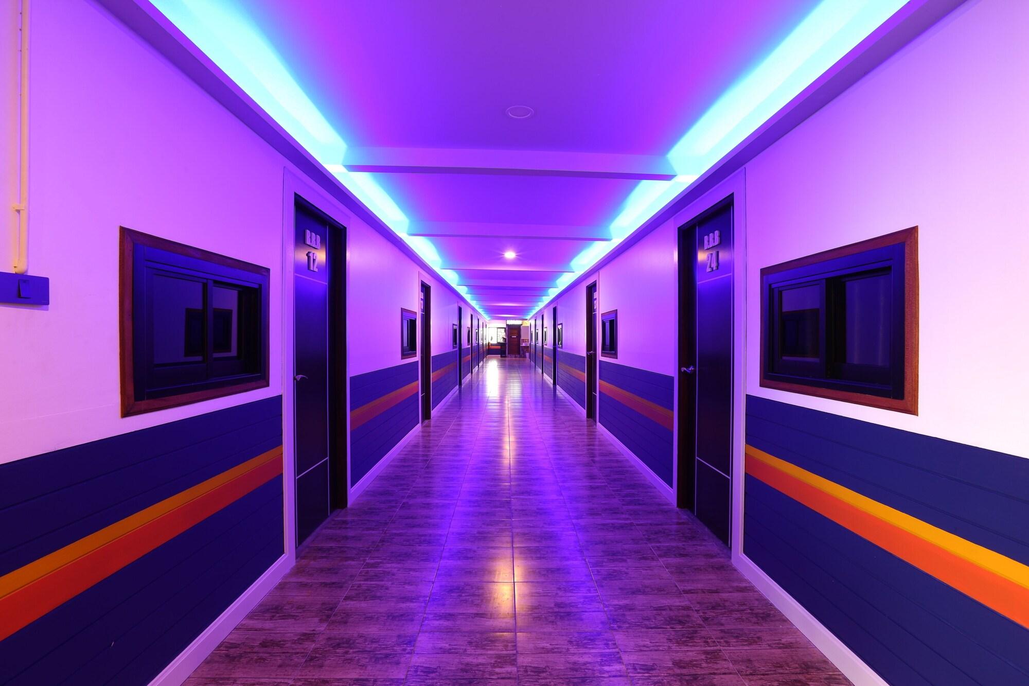 Varios Balcony Party Hostel Beachfront - Adults Only