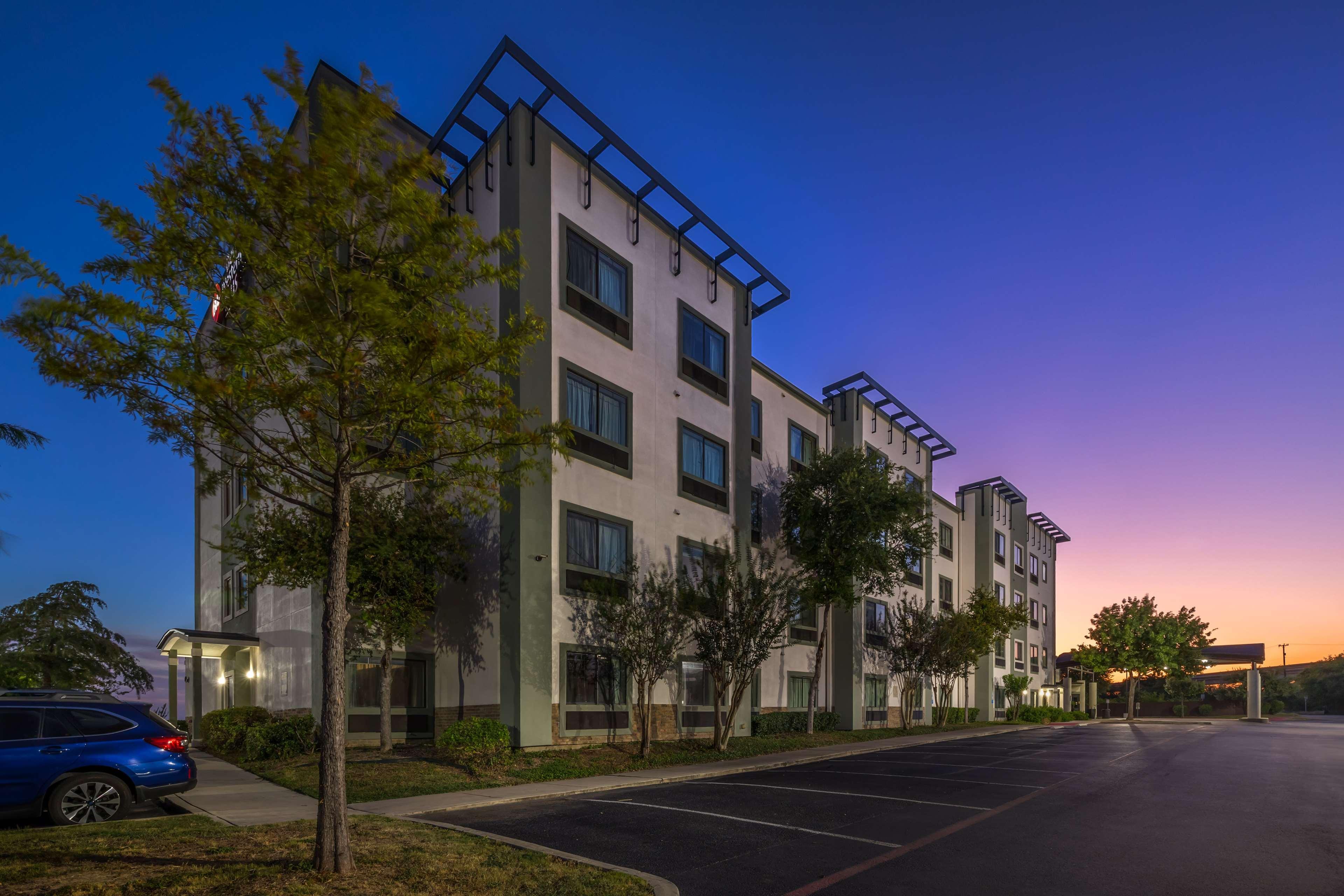 Vista Exterior Best Western Plus Lackland Hotel & Suites